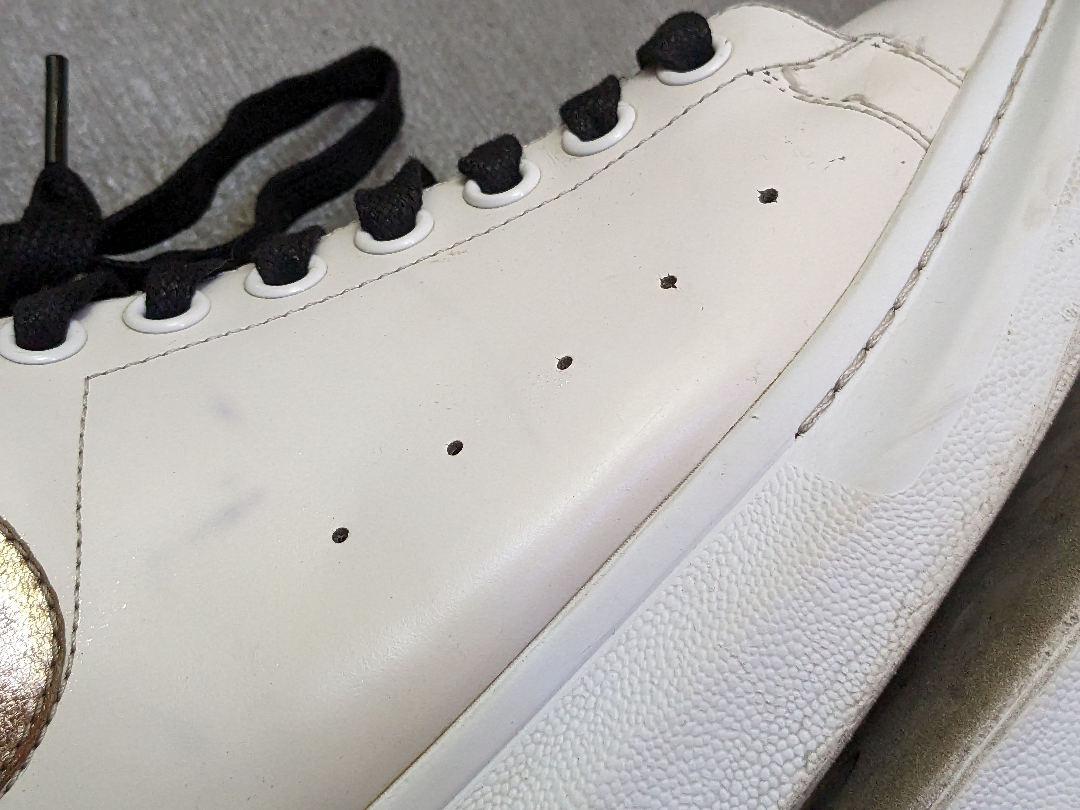 Alexander McQueen Alexander McQueen Larry Oversized Sneakers 9 42 White Gold Size US 9 / EU 42 - 12 Thumbnail