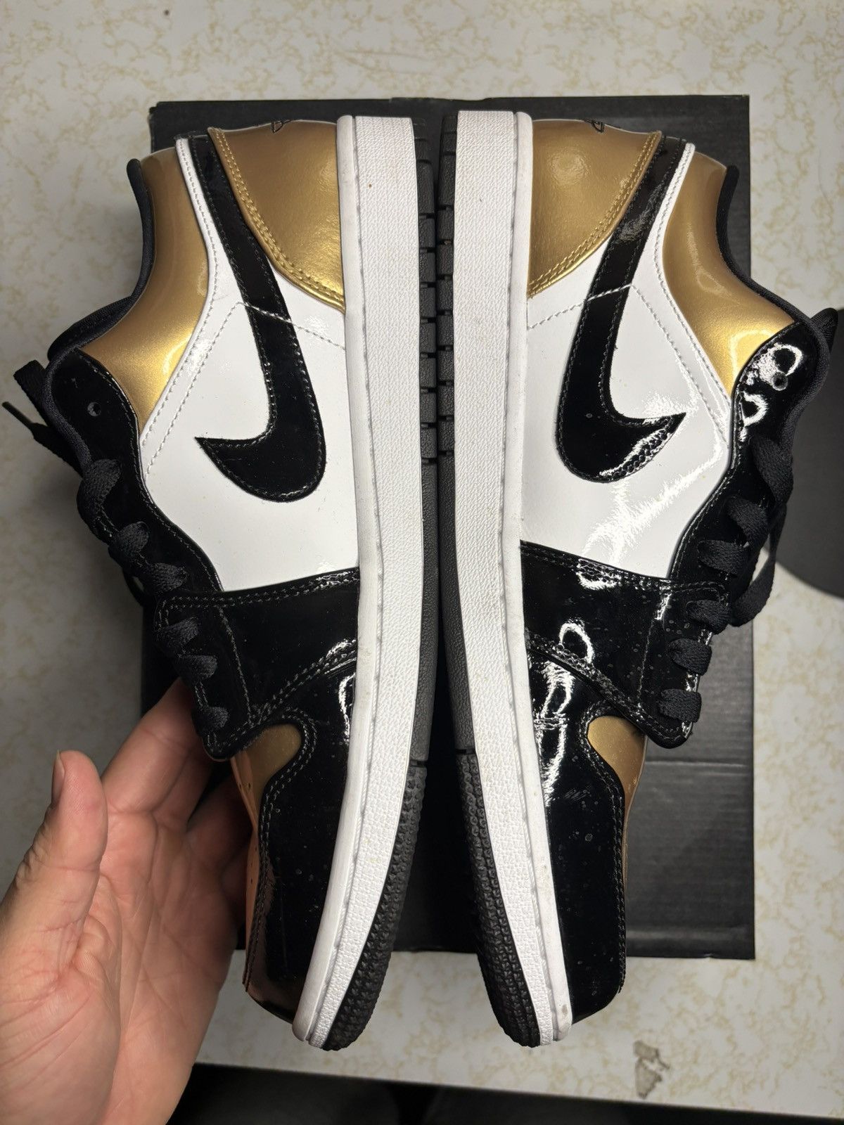 Jordan Brand Air Jordan 1 Retro High OG gold toe Size US 11 / EU 44 - 3 Thumbnail