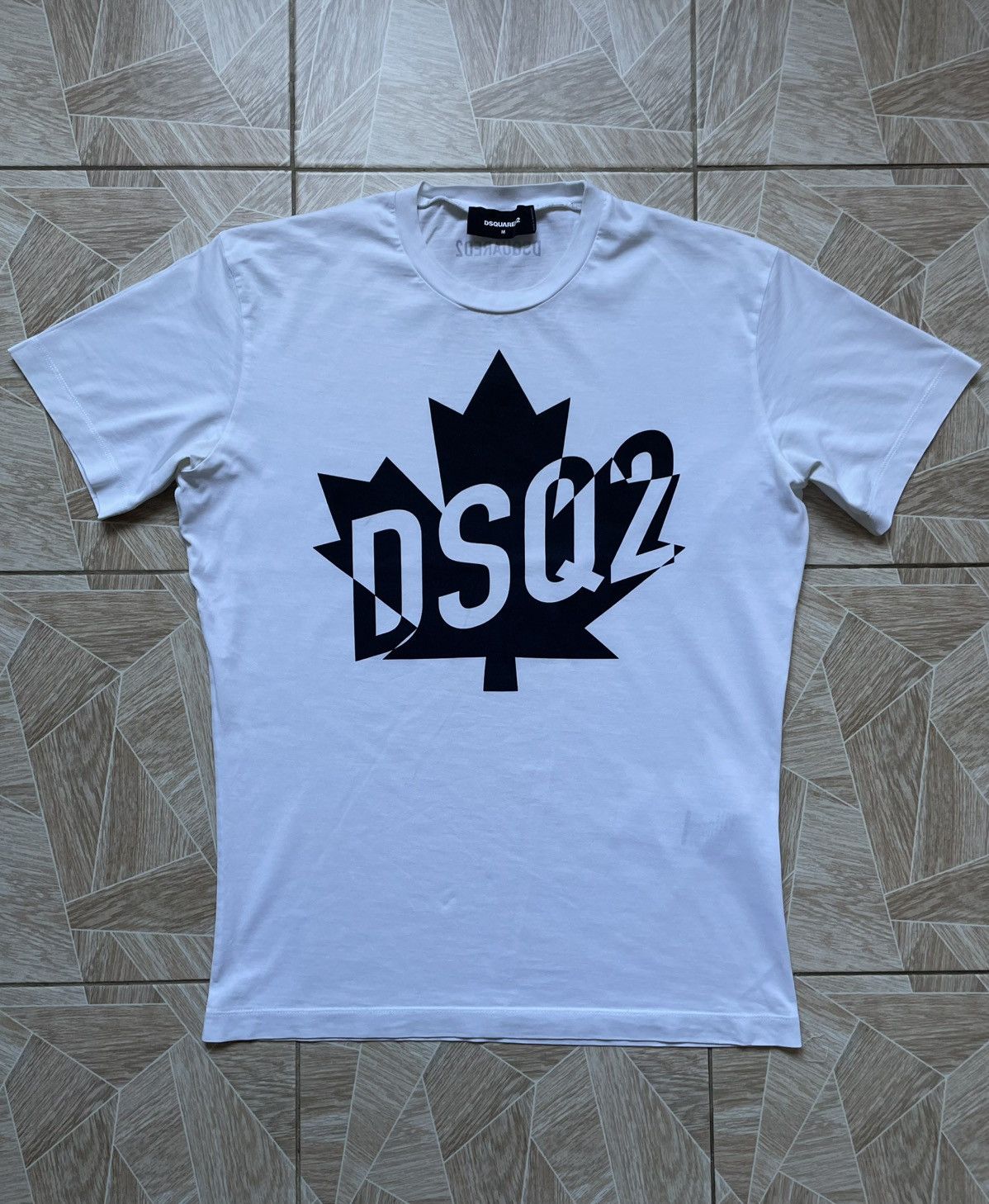 Designer Designer Luxury Dsquared2 Big Logo Maple Leaf Tee M Black Size US M / EU 48-50 / 2 - 1 Thumbnail