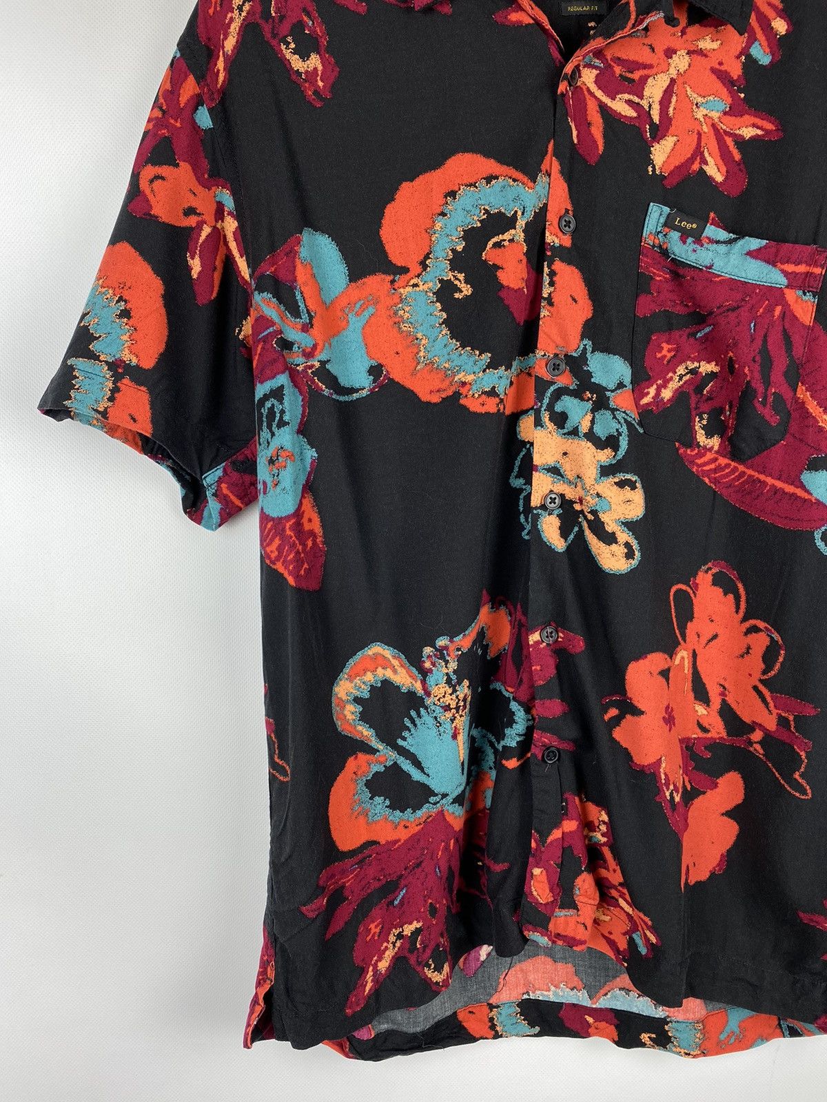 Lee Lee men’s Hawaiian overprinted shirt size L Size US L / EU 52-54 / 3 - 7 Thumbnail
