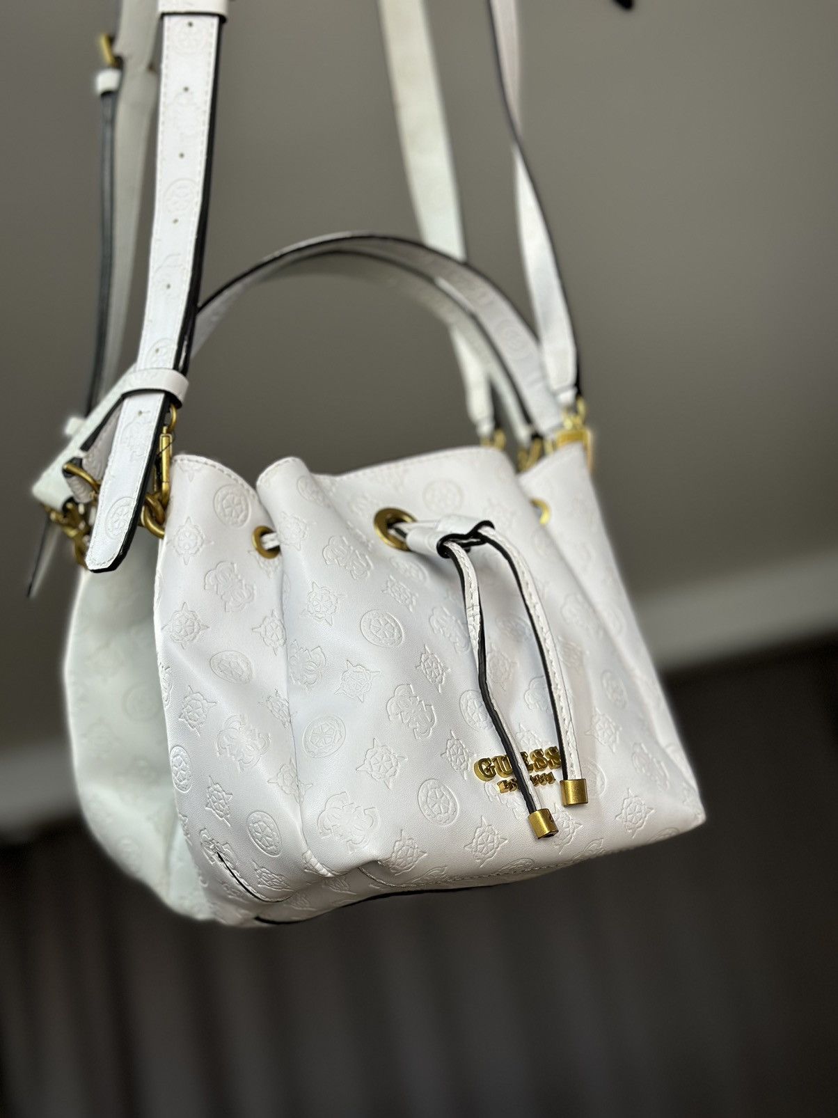 Guess Guess White Monogram Bucket Bag Gold Hardware Y2K Style Size ONE SIZE - 4 Thumbnail
