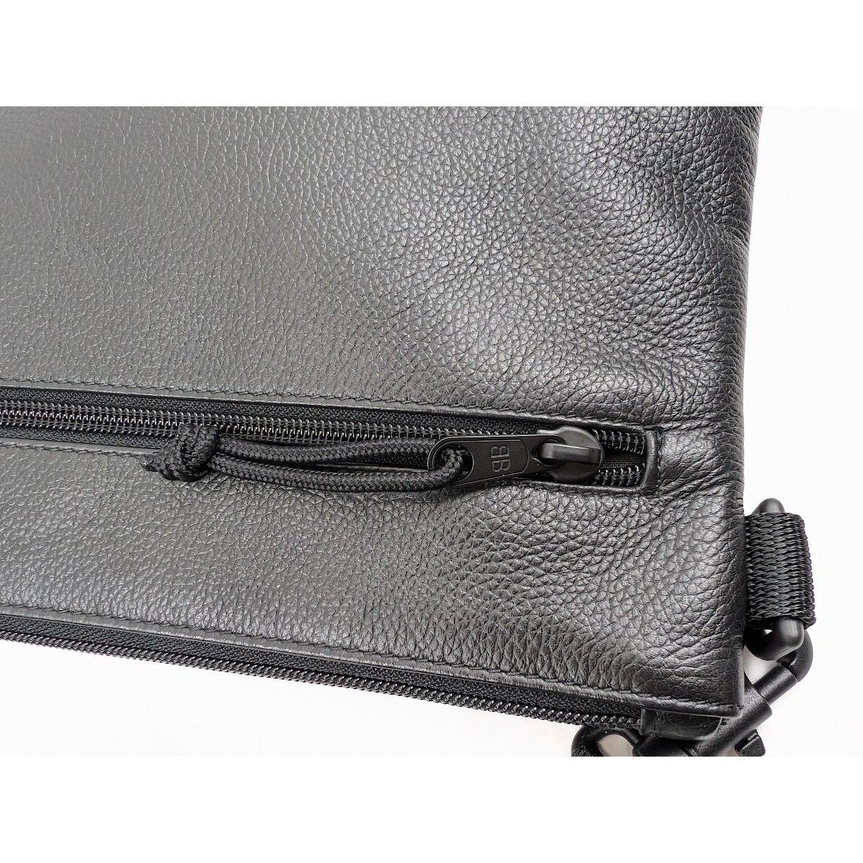 Balenciaga o1rshd1 Size: OS / Calf Grained Explore Crossbody Flat Pouch Size ONE SIZE - 20 Thumbnail