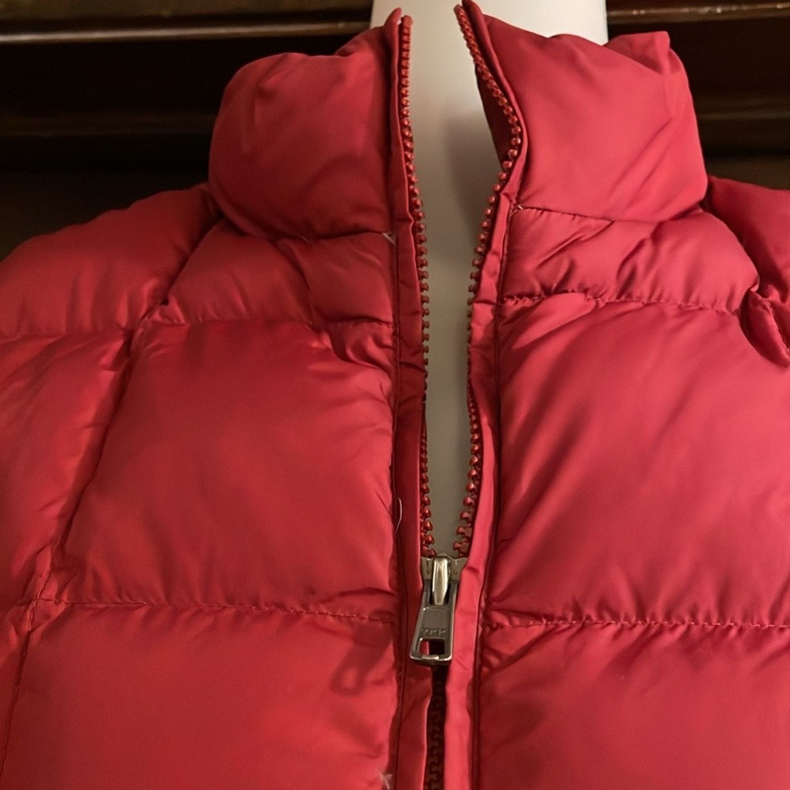 Eddie Bauer Eddie Bauer Women's Medium Maroon Puff Down Vest Zipper Size M / US 6-8 / IT 42-44 - 2 Thumbnail