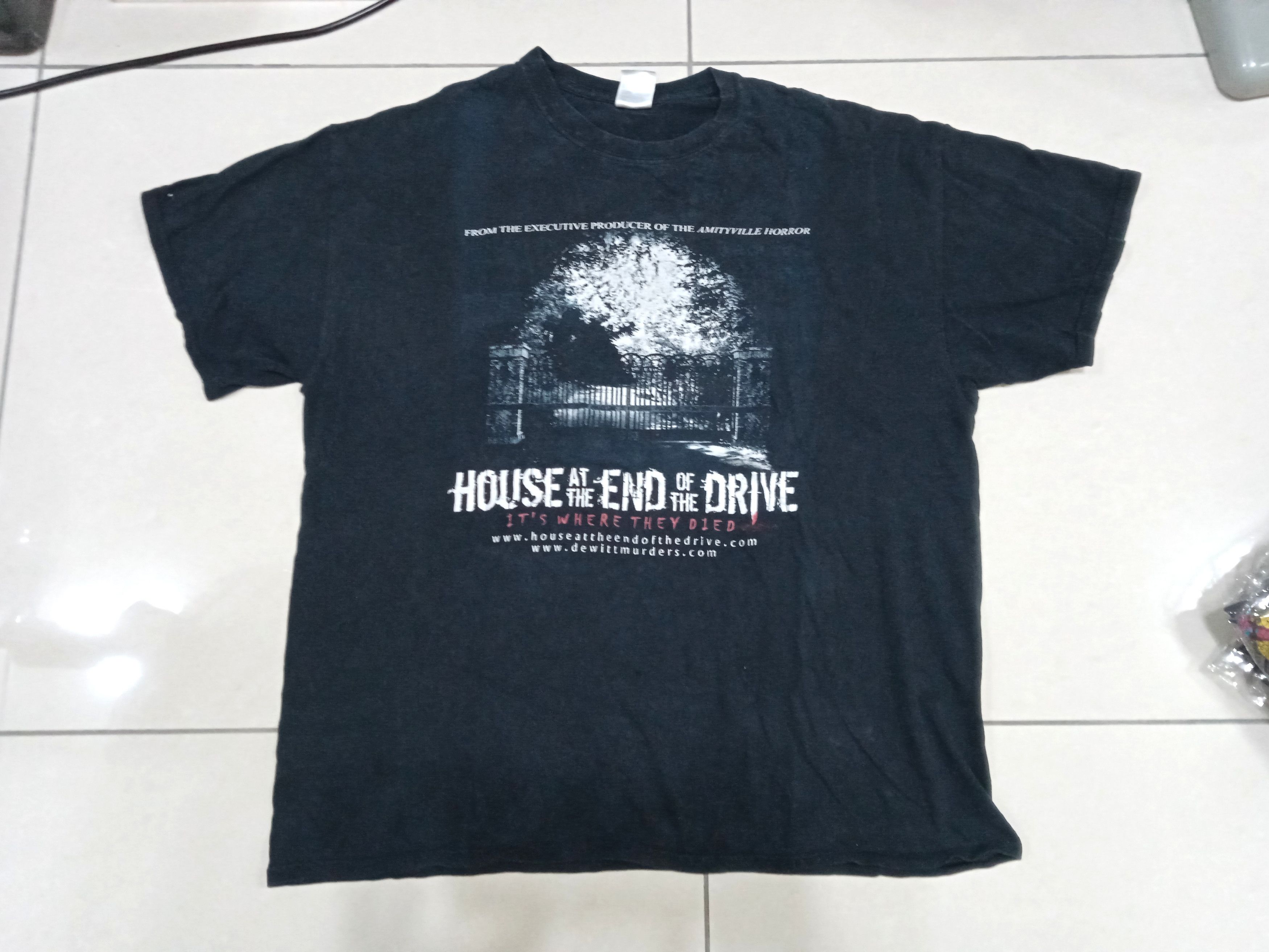 Vintage Vintage 2000s House at The End of the Drive T-Shirt Size US XL / EU 56 / 4 - 1 Thumbnail