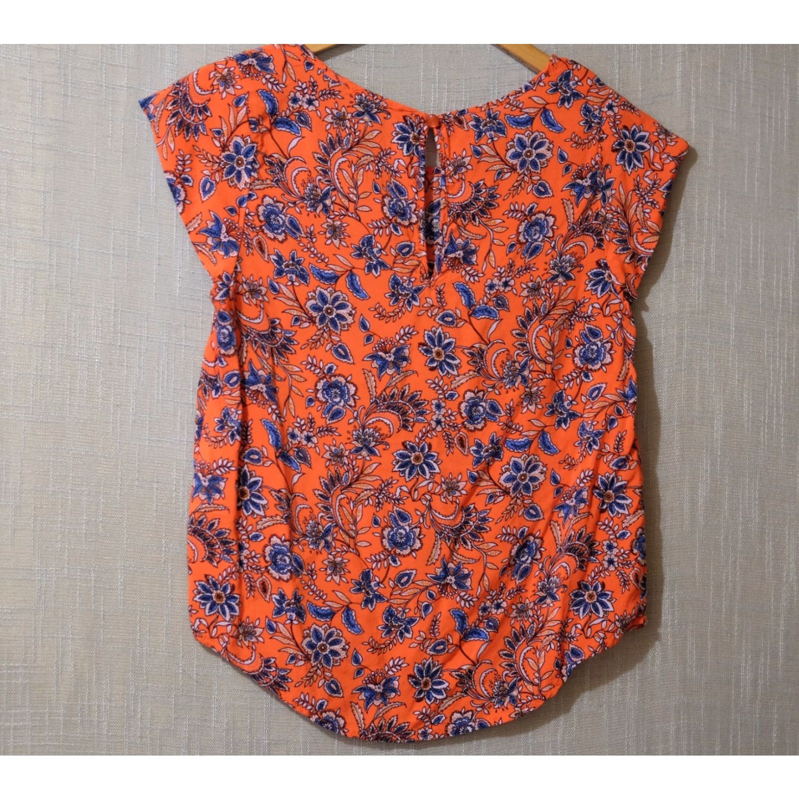 Vintage EUC Ana christine Summer Floral Top Womens M Short Sleeve Round Neck 100% Rayon Lightweight Soft Blouse Red/Navy/White Size M / US 6-8 / IT 42-44 - 5 Thumbnail