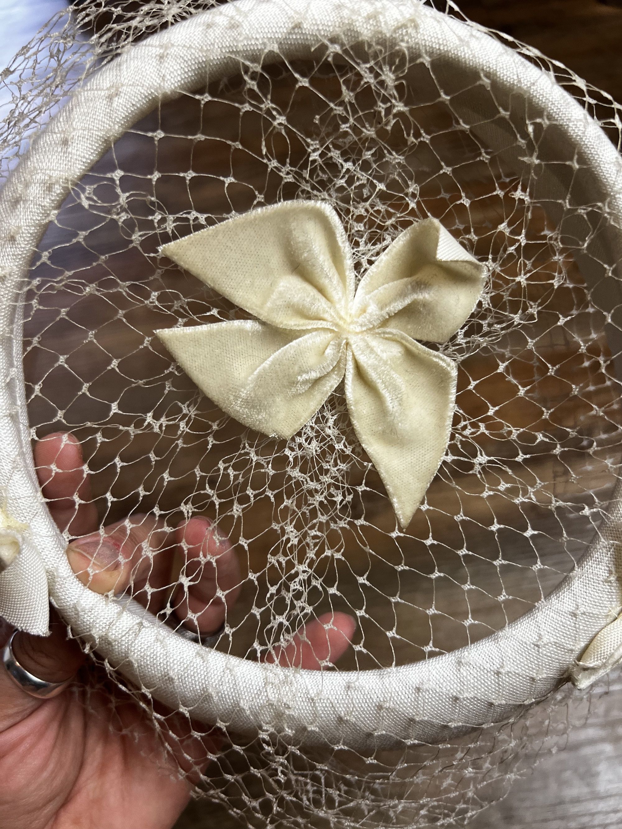 Vintage Vintage 1950's-1960's White Wedding Bridal Fascinator Hat Size ONE SIZE - 3 Thumbnail