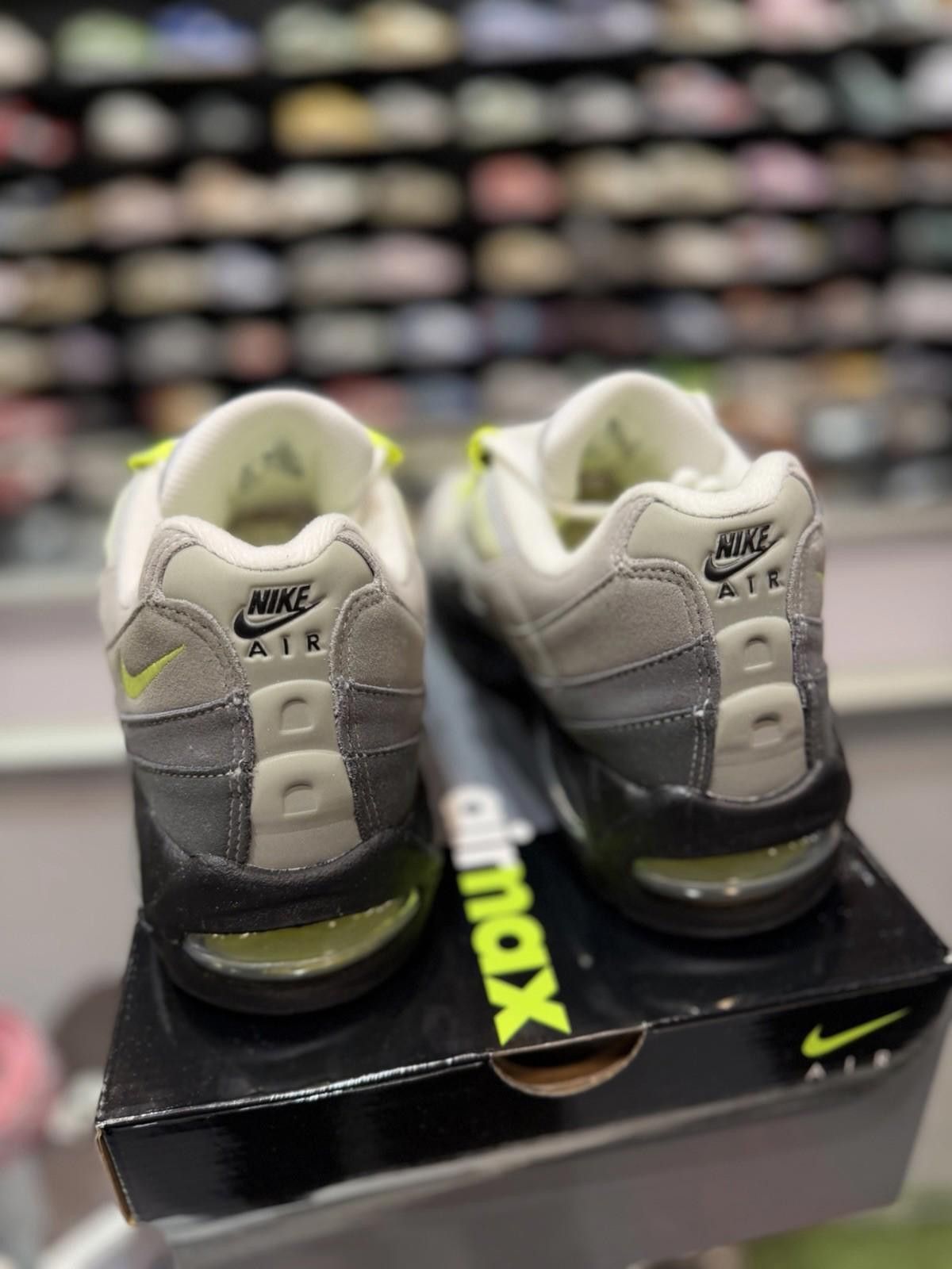 Nike Size 10 - Nike Air Max 95 OG 2025/2026 Neon (HM4740 001) Size US 10 / EU 43 - 8 Thumbnail