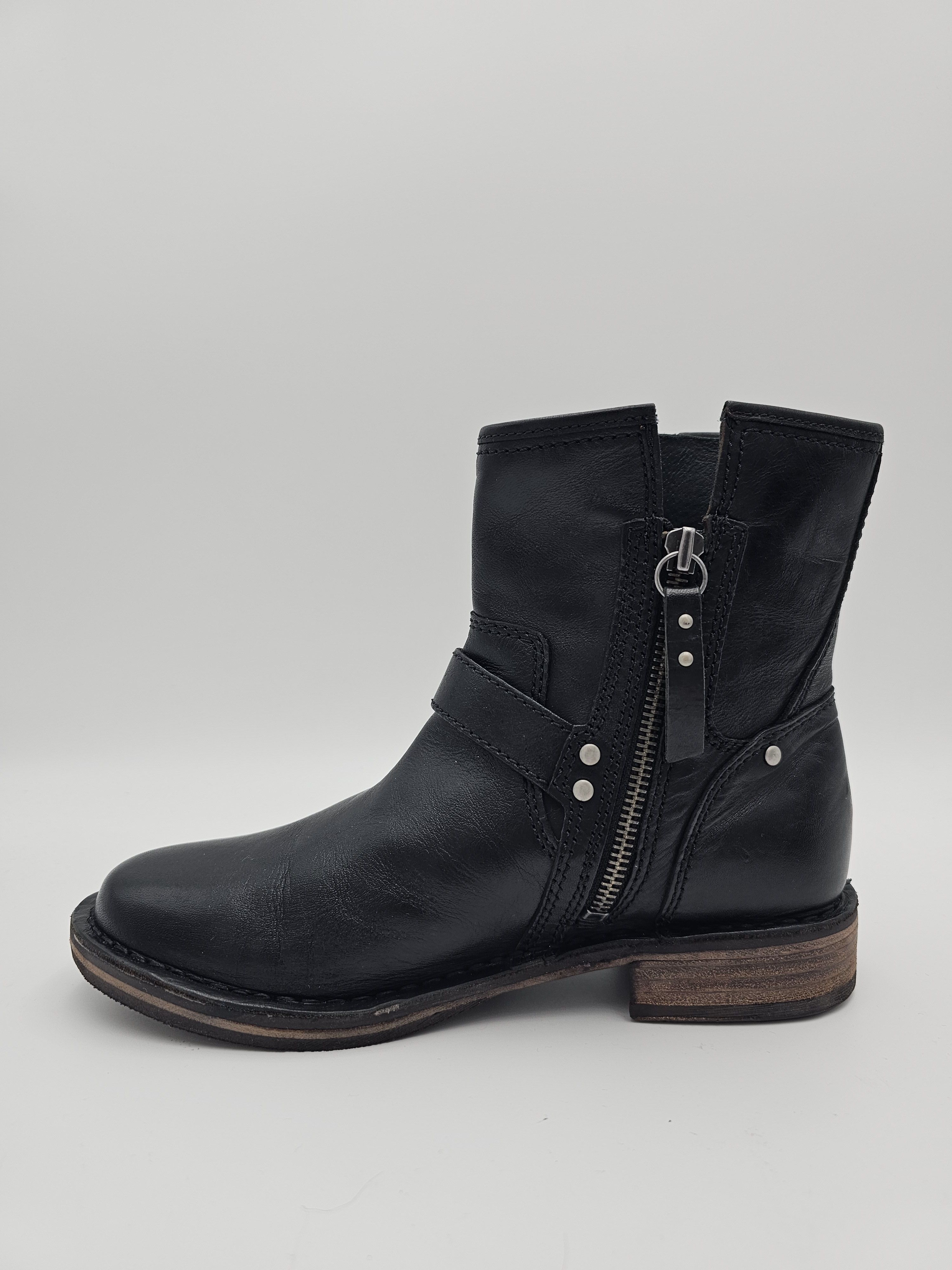 Ugg UGG Fabrizia Black Leather Ankle Boots Size 37 Size US 7 / IT 37 - 2 Thumbnail