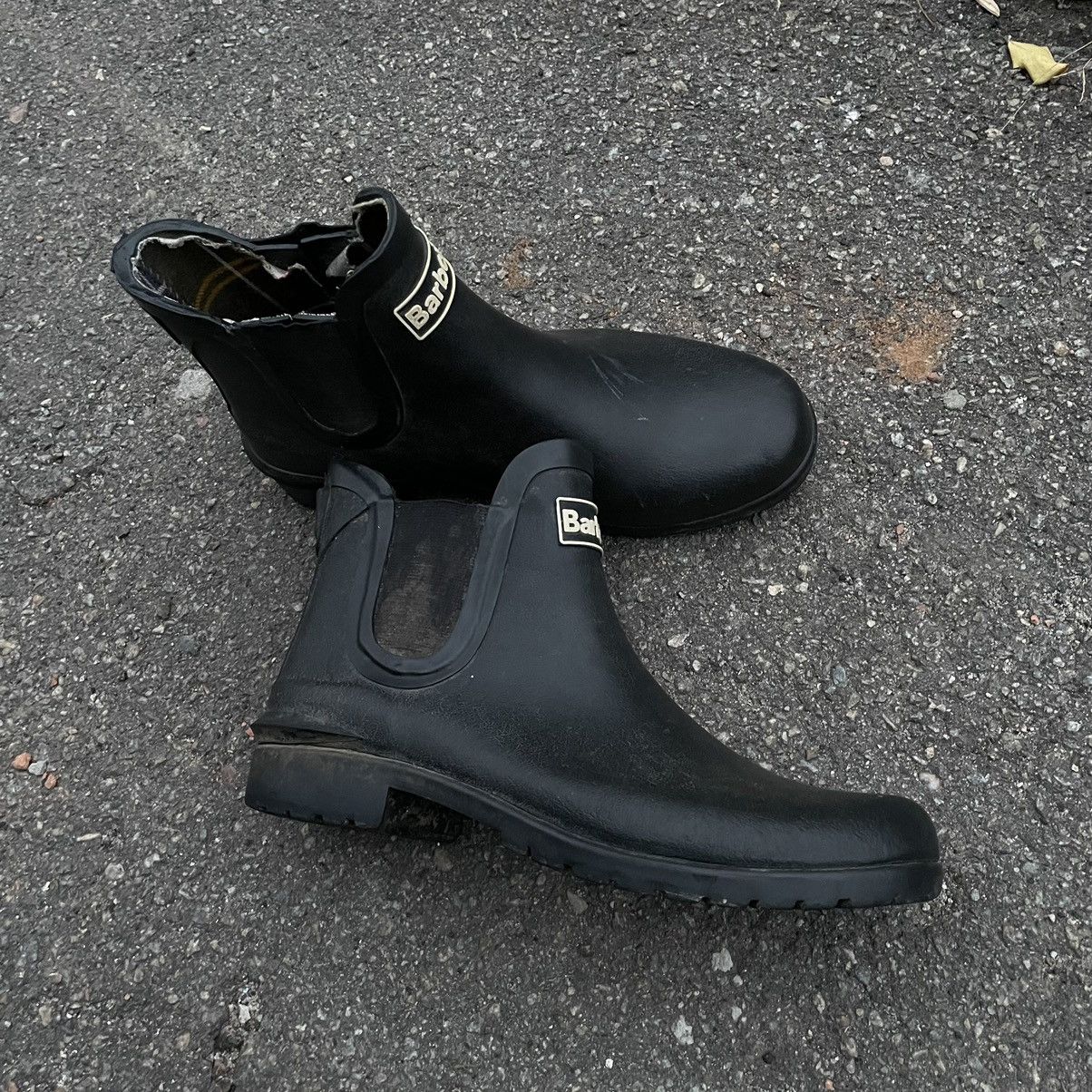 Barbour Women’s Barbour Wilton Chelsea Wellington Black Boots shoes Size US 7.5 / IT 37.5 - 2 Thumbnail