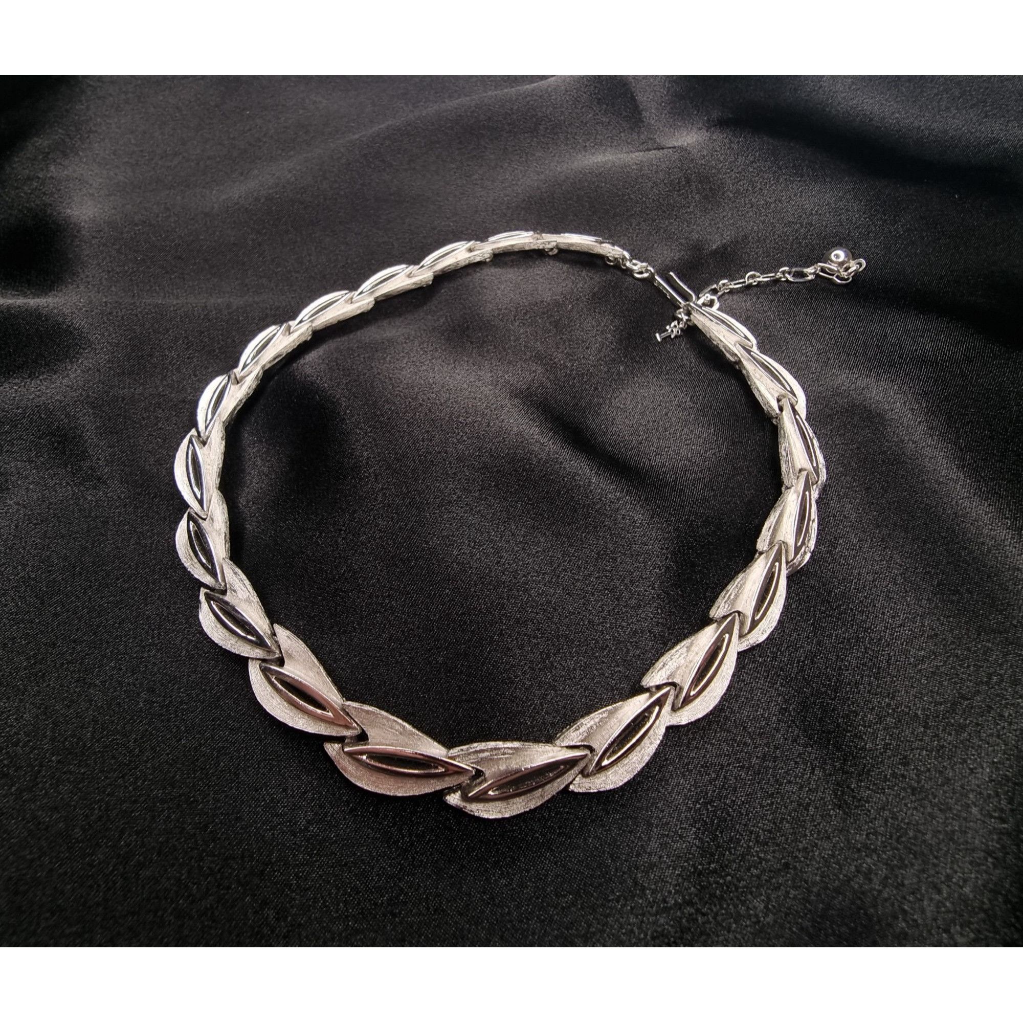 Vintage Vintage TRIFARI 1960s Silver Leaf Motif Necklace Size ONE SIZE - 4 Thumbnail