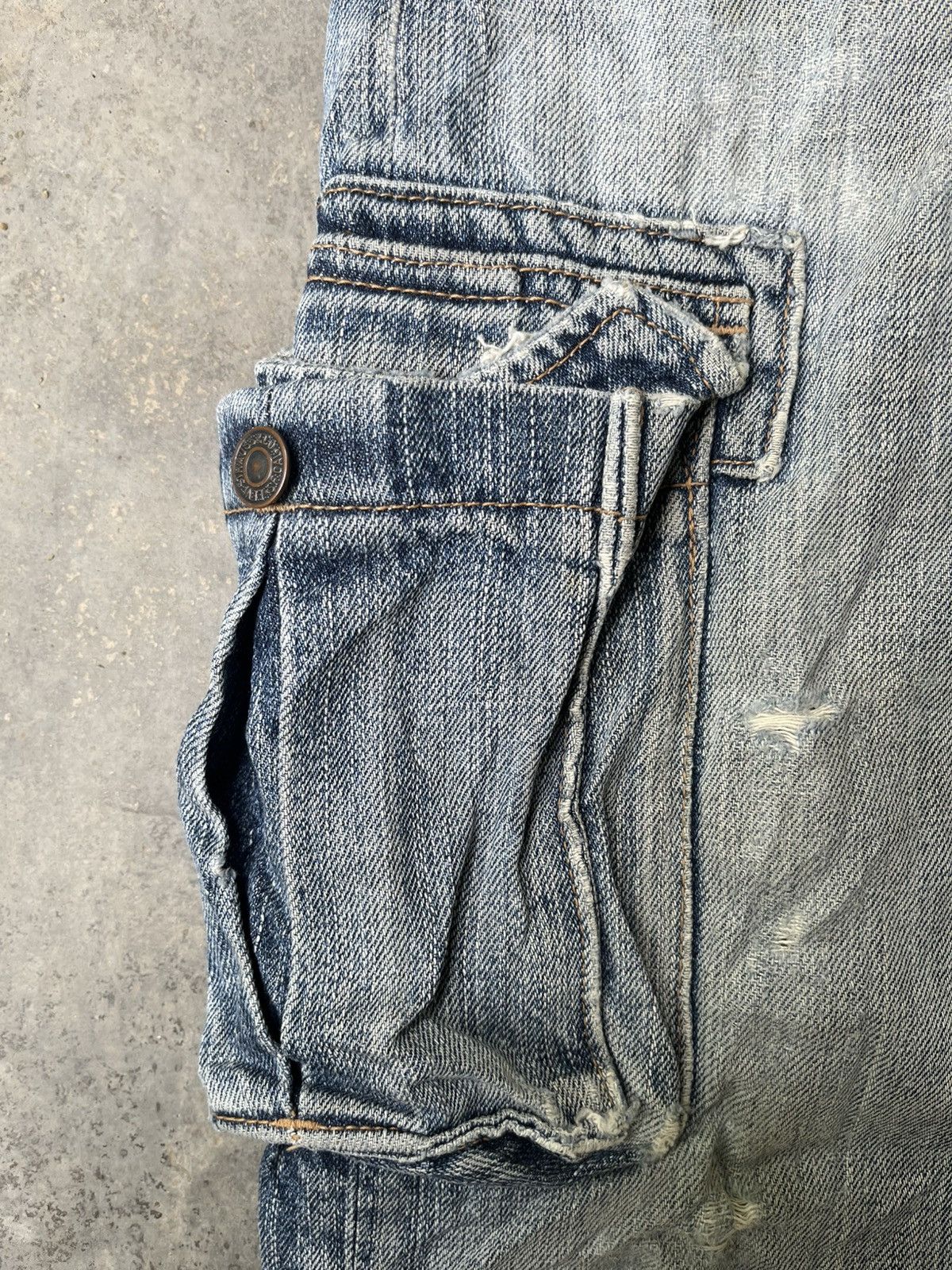 Levi's VINTAGE LEVIS CARGO JEANS BAGGY STYLE BONDAGE DISTRESSED Size US 35 - 8 Thumbnail