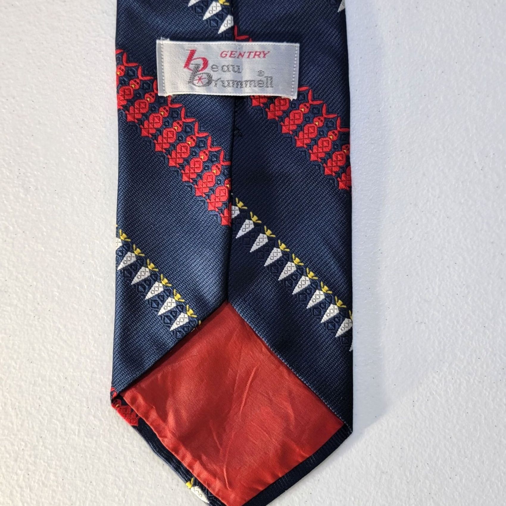 Vintage Vtg Gentry Tie Mens Blue Red Bunnies and Carrots Easter Rabbit 56 X 4 Polyester One Size Classic Short Themed Easter Holiday Pattern Animal Print Mens Size ONE SIZE - 3 Thumbnail