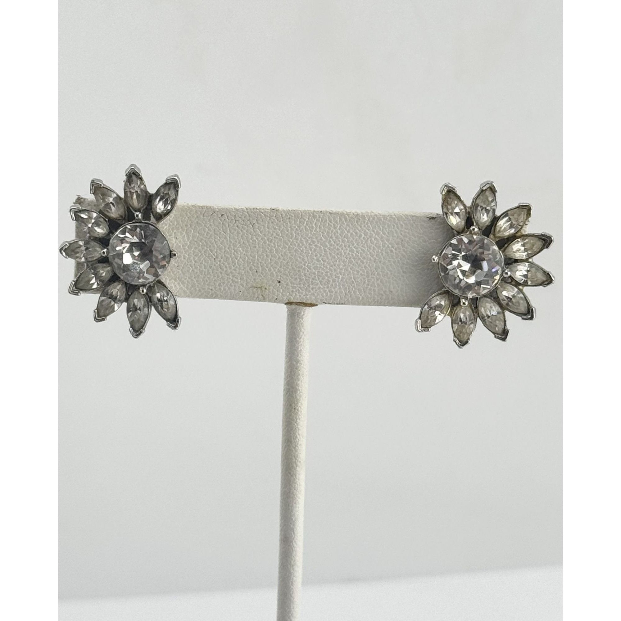 Vintage vintage glass silver rhinestone screw back earrings Size ONE SIZE - 1 Thumbnail