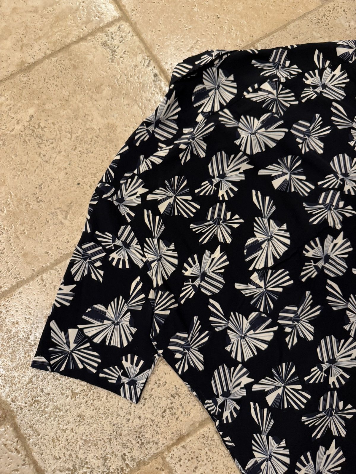 Saint Laurent Paris Saint Laurent Paris Imprime Fleur Origami Print Black Shirt Size US L / EU 52-54 / 3 - 12 Thumbnail