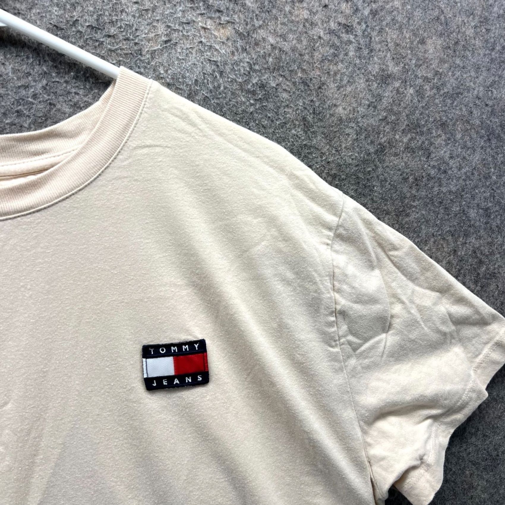 Tommy Hilfiger VINTAGE Tommy Hilfiger Shirt Womens Large Beige Crewneck Tee Cropped Flag Logo Size L / US 10 / IT 46 - 7 Thumbnail