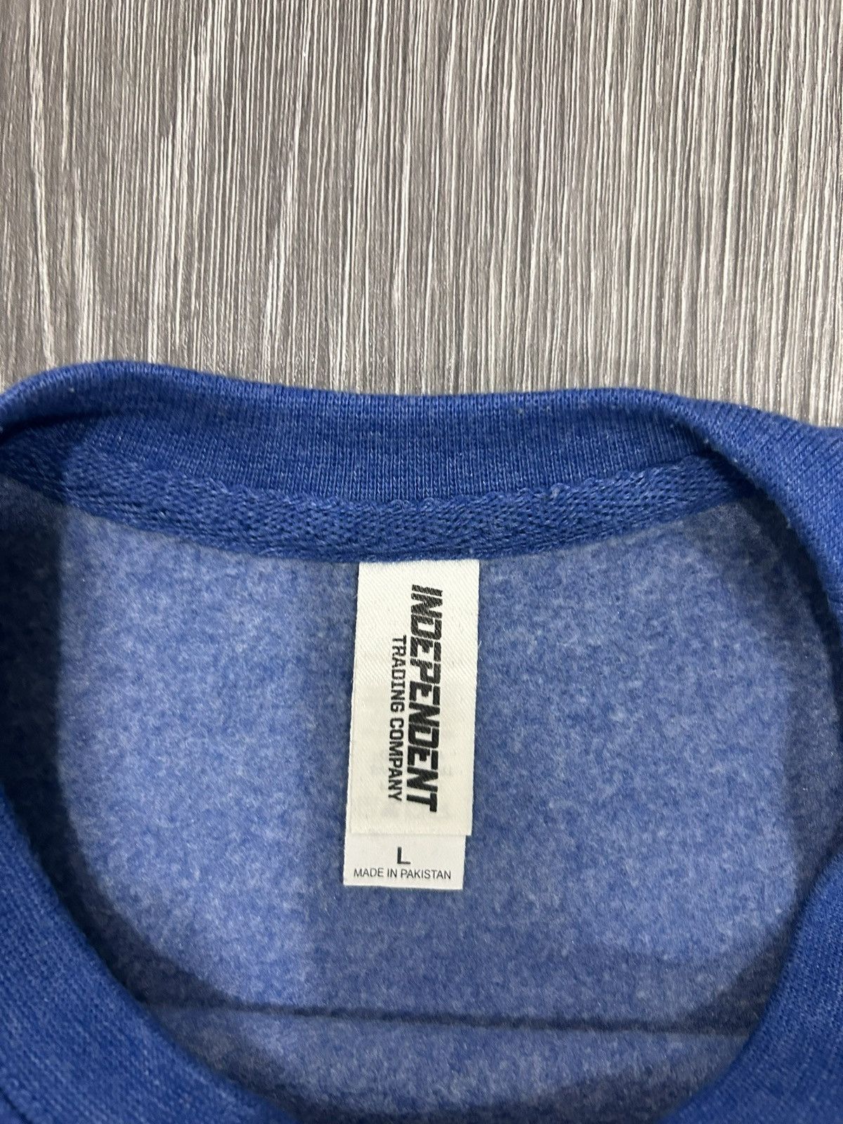 Independent Trading Co. Blue crewneck sweatshirt with "Hello" design Size US L / EU 52-54 / 3 - 3 Thumbnail