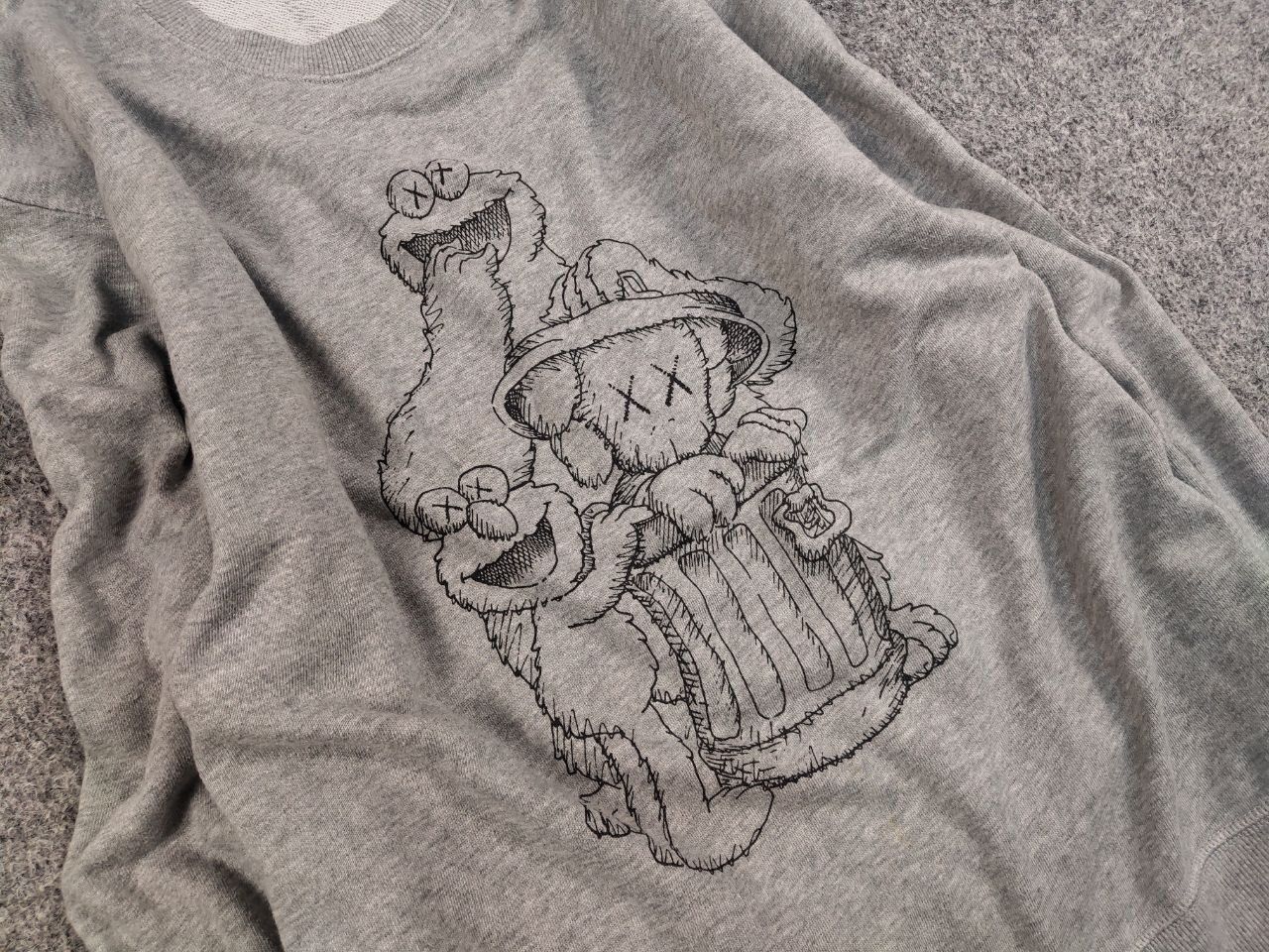 Uniqlo Uniqlo x Kaws Sesame Street Logo Gray Crew Chek Sweatshirt Size US L / EU 52-54 / 3 - 12 Thumbnail