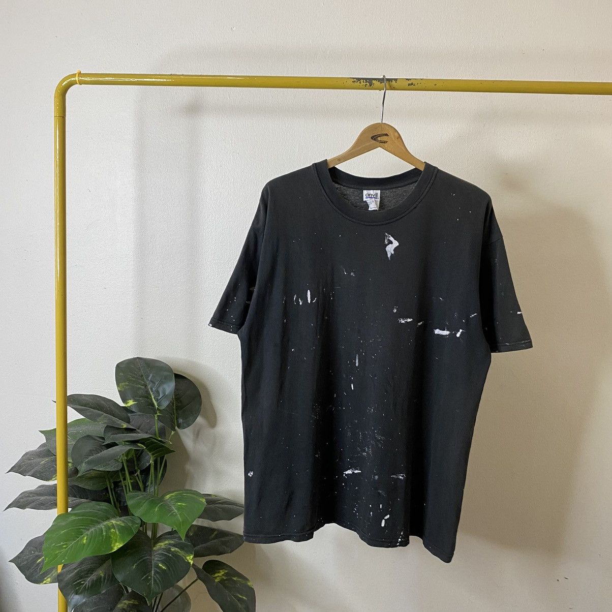 Vintage Vintage 2000s Anvil Black Blank Sunfaded Paint Splattered T Size US L / EU 52-54 / 3 - 1 Thumbnail