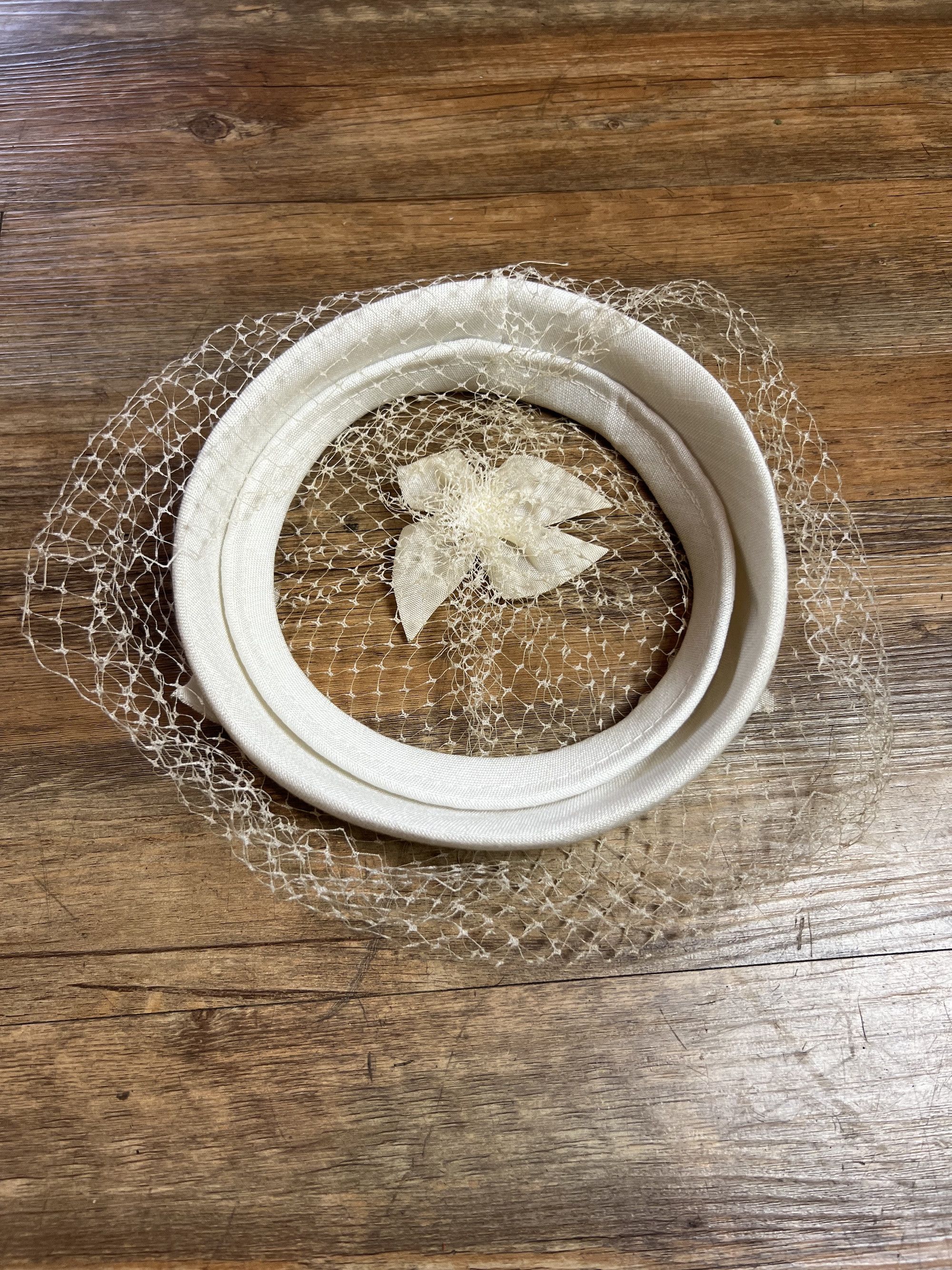 Vintage Vintage 1950's-1960's White Wedding Bridal Fascinator Hat Size ONE SIZE - 6 Thumbnail