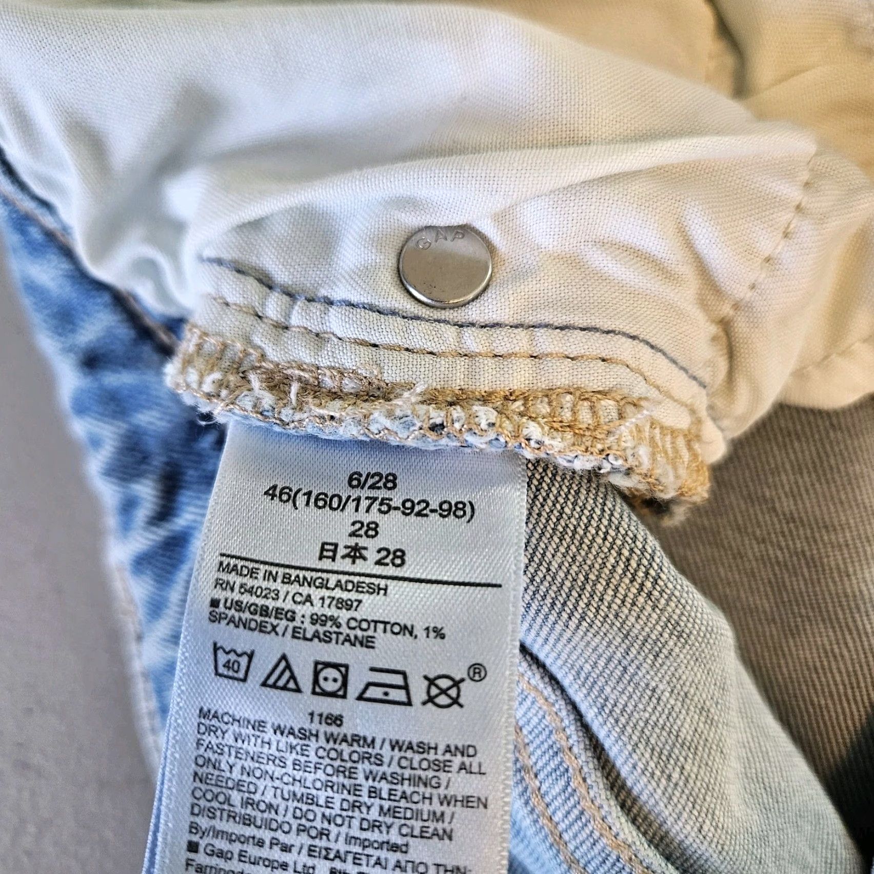 Gap Gap Women Denim Bermuda Shorts 6 Blue Light Wash Mid Rise 9" Inseam 11.5" Cotton Blend Denim Shorts Womens Bermuda Pants 2-3" Rise? Size 28" / US 6 / IT 42 - 6 Thumbnail