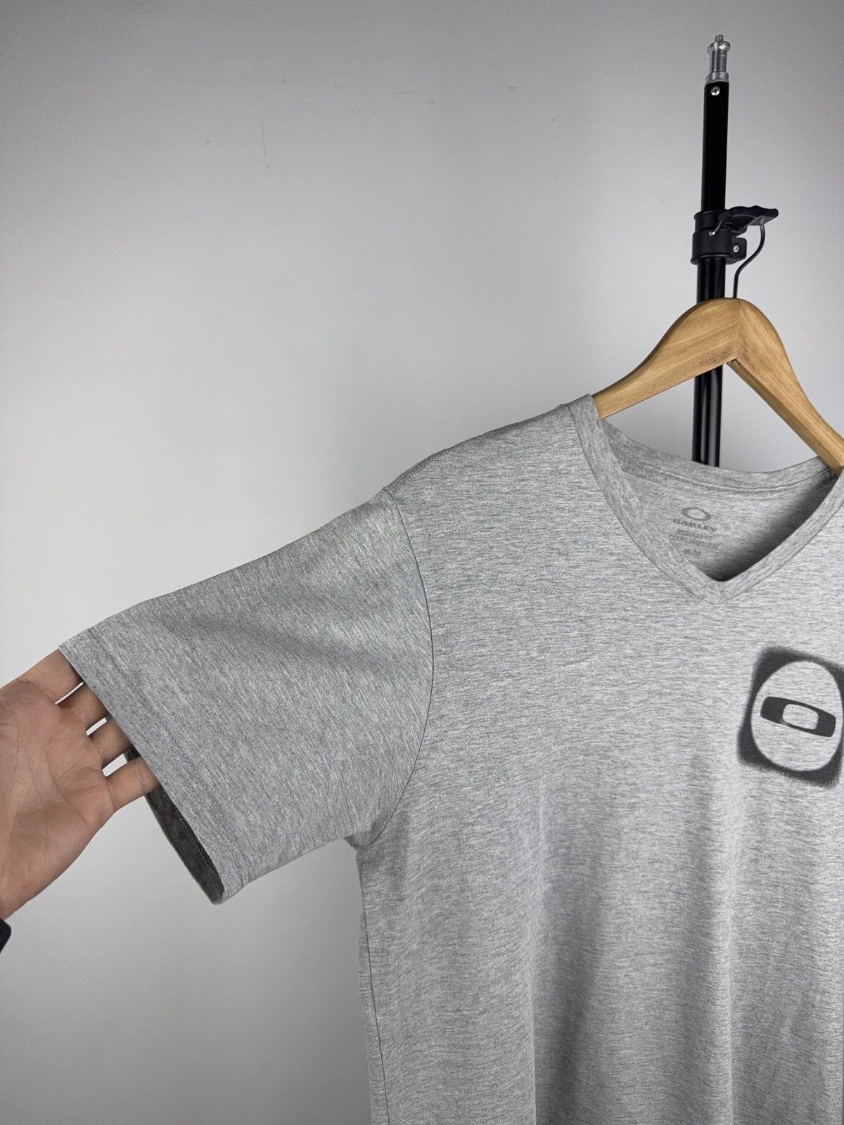 Oakley 00s Outdoor Oakley V-Neck Logo T-Shirt Gray Y2K Streetwear Size US M / EU 48-50 / 2 - 2 Thumbnail