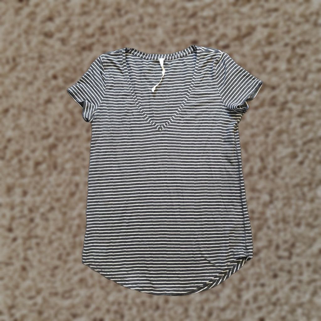 Lululemon Lululemon T-Shirt Womens Size 4 Black White Striped Love Tee Short Sleeve V-Neck Capsule Features Breathable Lightweight Stretch Regular Size S / US 4 / IT 40 - 1 Thumbnail