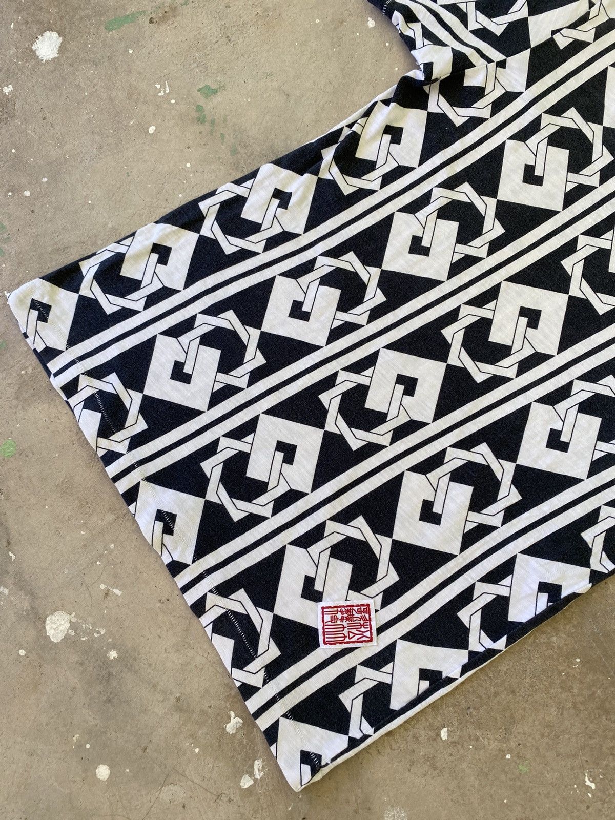 Uniqlo Uniqlo UT Japanese Pattern All Over Print Tee Japan Size US S / EU 44-46 / 1 - 3 Thumbnail