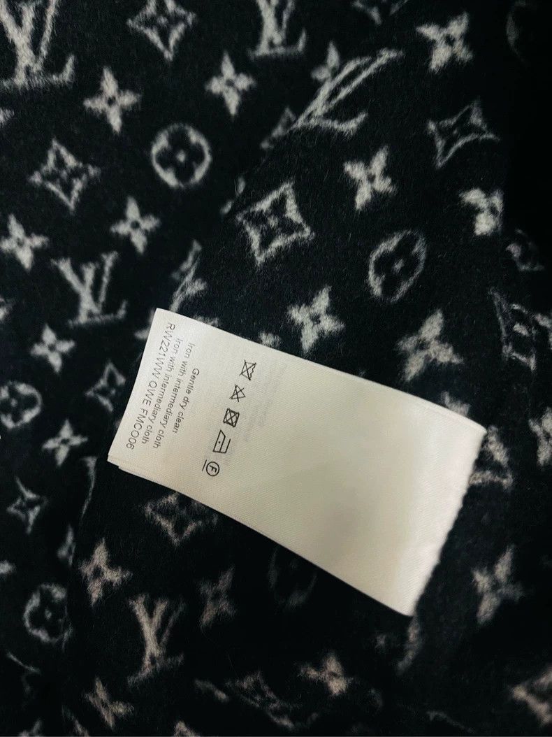 Louis Vuitton Louis Vuitton Black mid-length coat with full logo and wais Size XS / US 0-2 / IT 36-38 - 4 Thumbnail