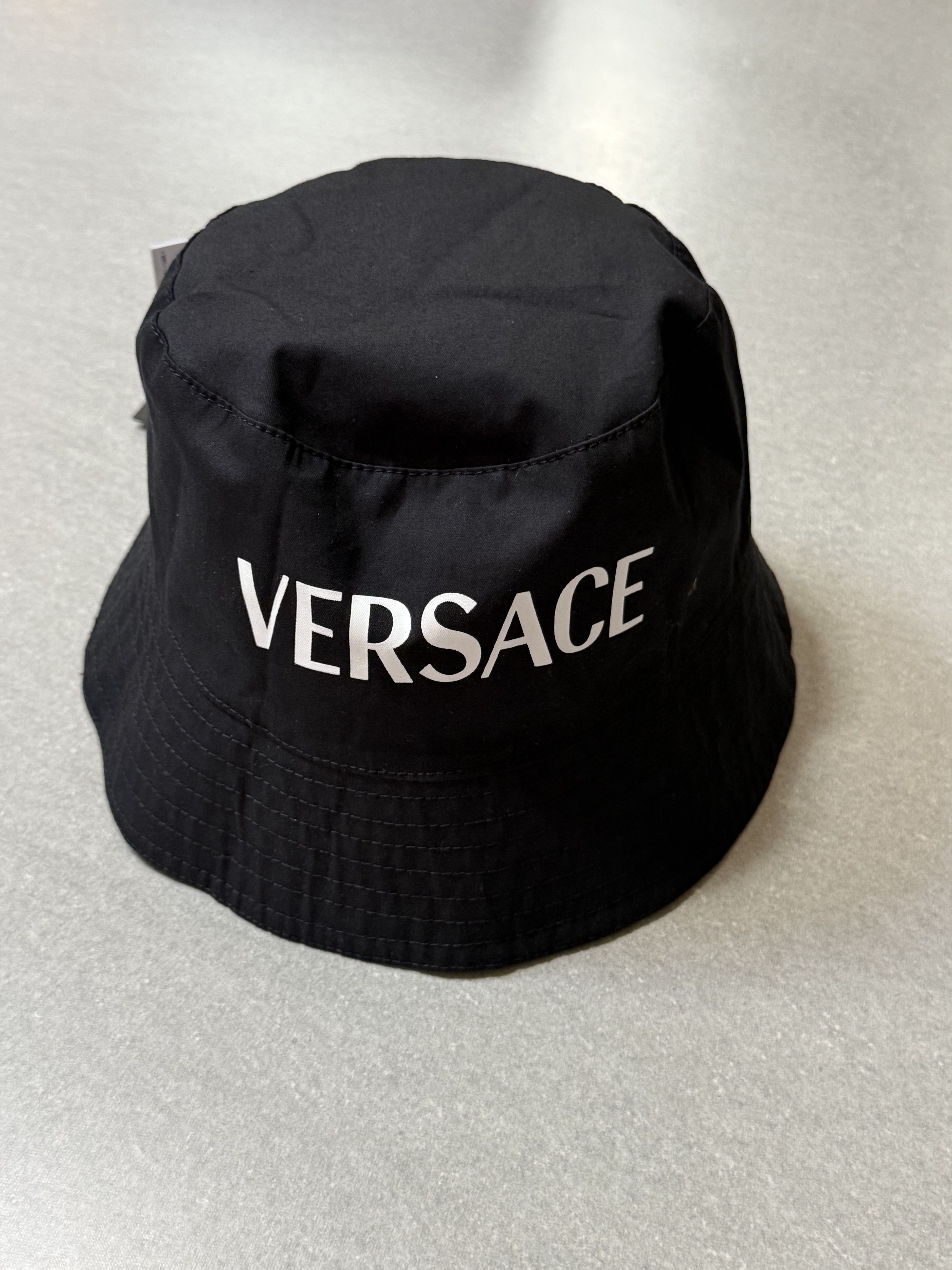 Versace VERSACE REVERS POLYAMIDE BUCKET HAT BAROQUE SIZE 57 $670USD Size ONE SIZE - 14 Thumbnail