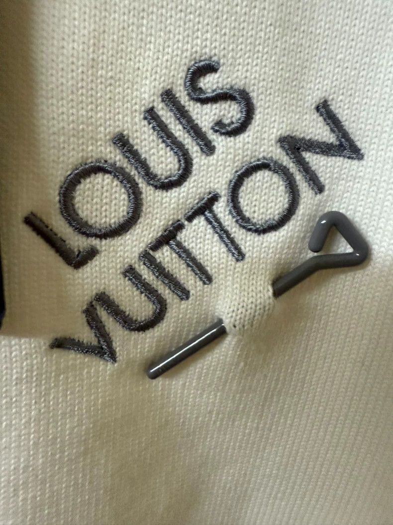 Louis Vuitton Louis Vuitton Grey Pin Short Sleeve Size US S / EU 44-46 / 1 - 3 Thumbnail