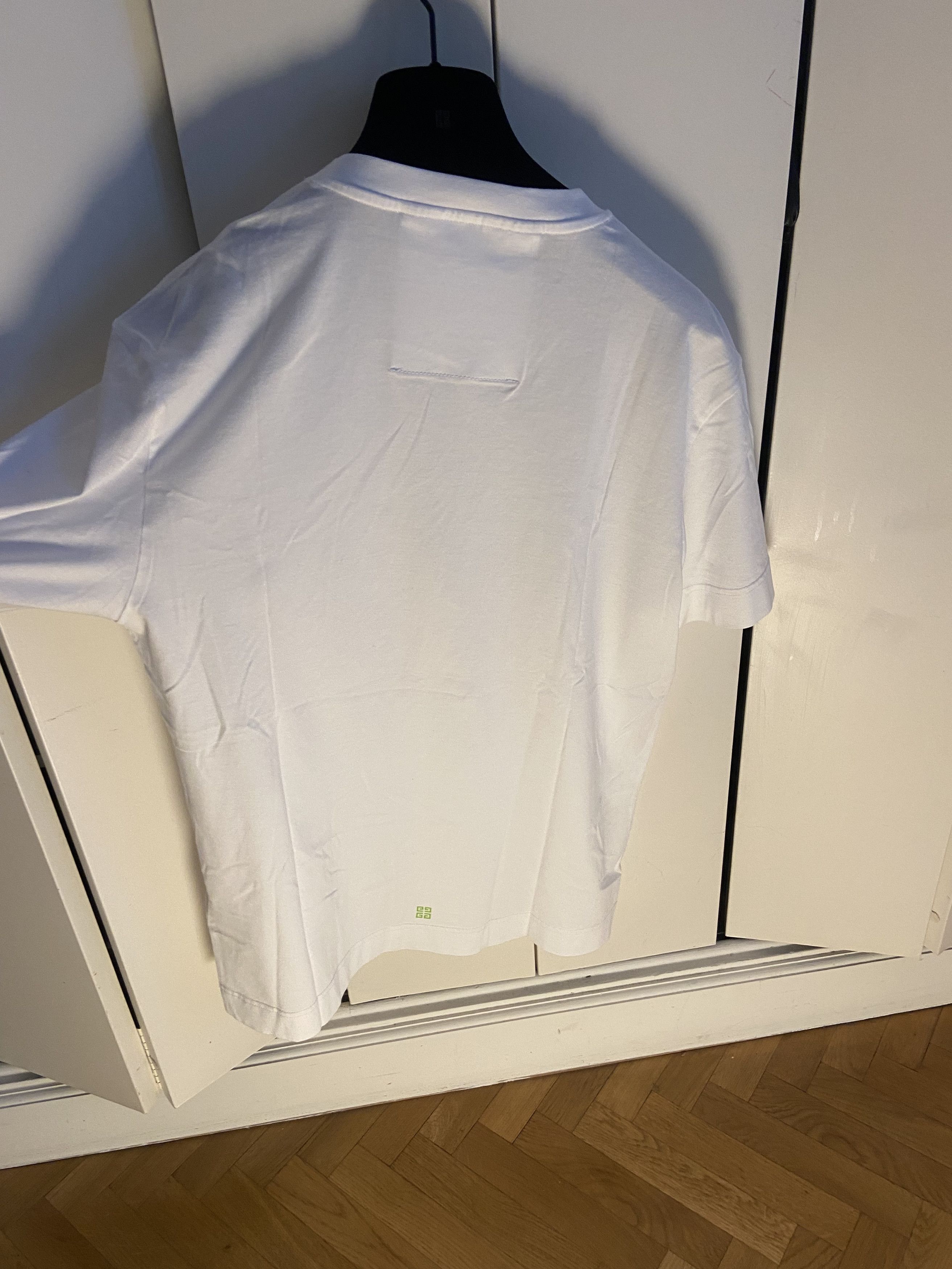 Givenchy Givenchy Logo Shark Rottweiler T-shirt White Size US XL / EU 56 / 4 - 3 Thumbnail