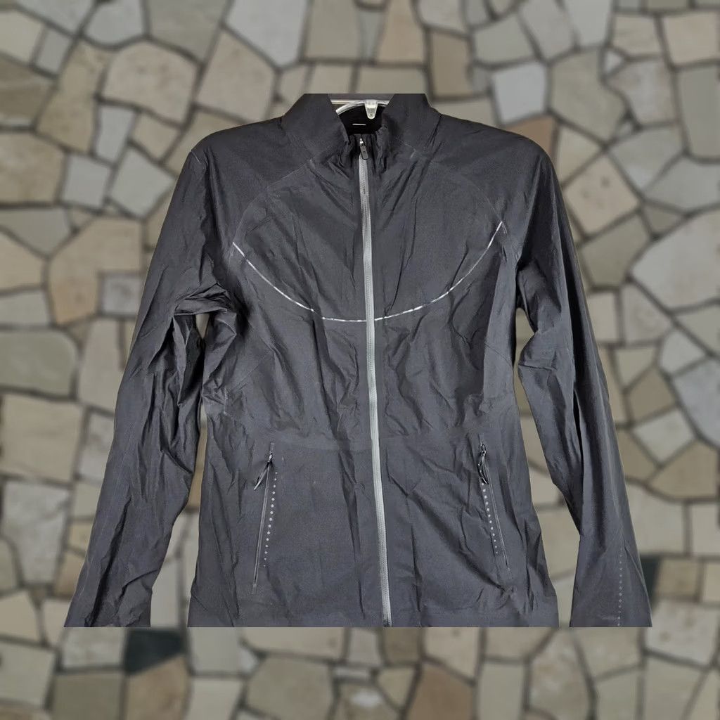Lululemon Lululemon Windbreaker Jacket Black Size 8 Women’s Activewear Nylon Jacket 8 Womens Windbreaker Fast And Free Size M / US 6-8 / IT 42-44 - 1 Thumbnail