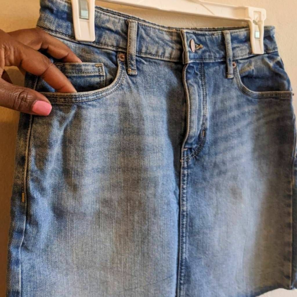 Old Navy Old Navy Women's Size 2 Denim Mini Skirt Medium Wash Raw Hem Size 26" / US 2 / IT 38 - 4 Thumbnail
