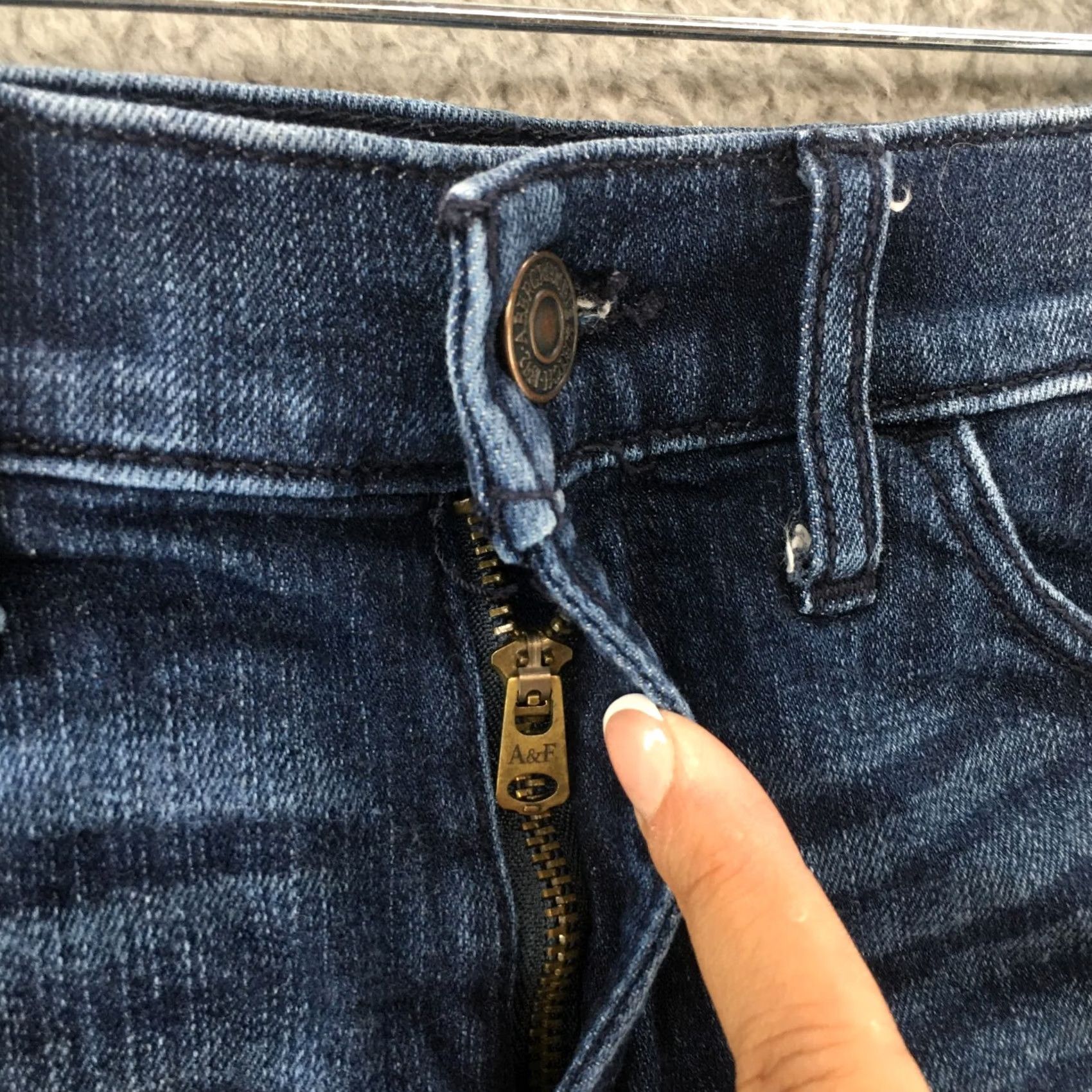 Abercrombie & Fitch Abercrombie & Fitch Hot Boyfriend Rolled Cuff Hem Denim Short Womens 24 Blue Shirt Jeans Boyfriend Slim Casual Modern 5-Pocket Womens Blue 24 Size 42" / US 20 - 3 Thumbnail