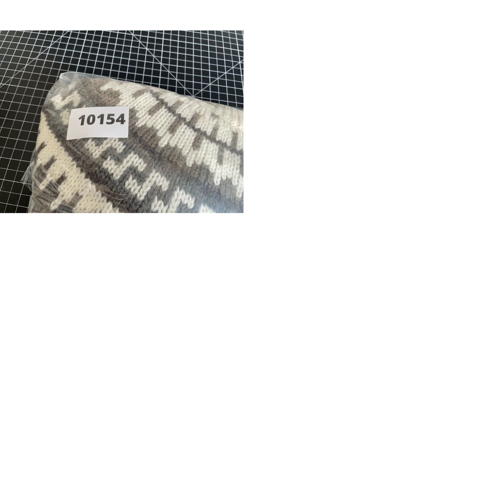 Vintage VINTAGE 90s Peter England Fair Isle Sweater Adult Large Ivory Ski Knit Raglan Sleeves Size US L / EU 52-54 / 3 - 9 Thumbnail