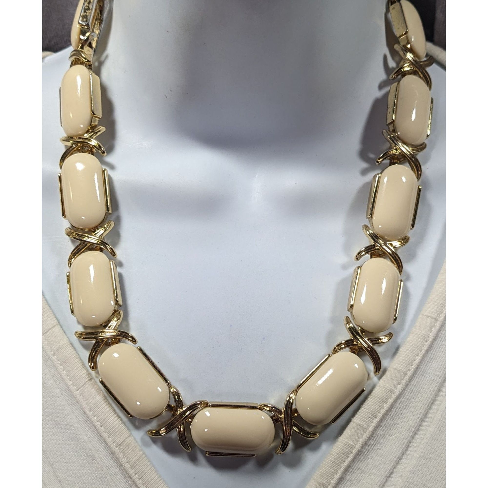 Talbots Talbots Preppy Elegant Cream And Gold Tone Statement Necklac Size ONE SIZE - 5 Thumbnail