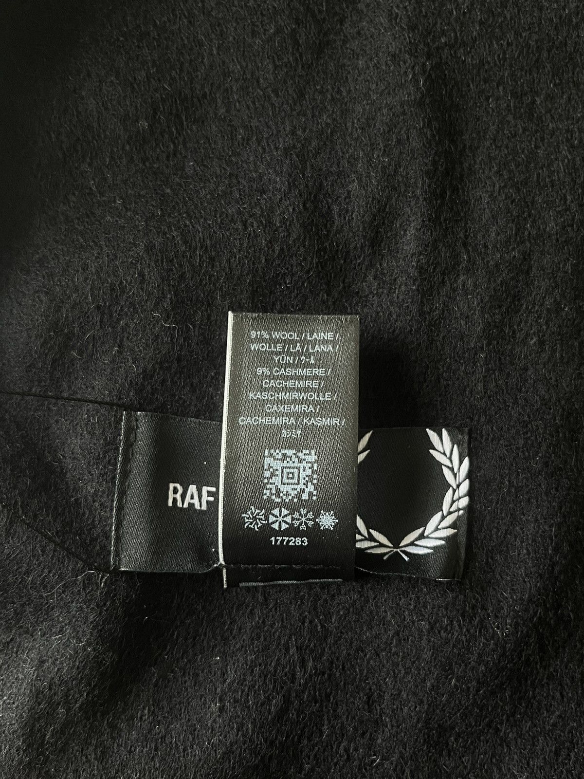 Fred Perry × Raf Simons AW2020 Raf Simons x Fred Perry Patches Scarf Cashmere Wool Size ONE SIZE - 6 Thumbnail