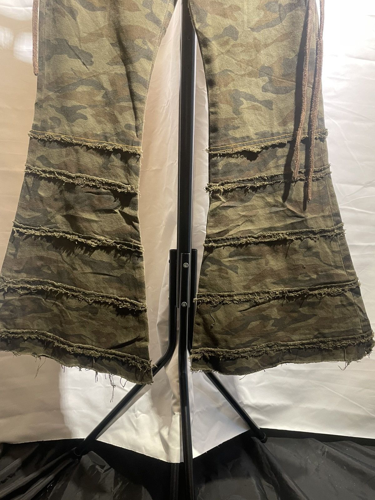 Le Grande Bleu (L.G.B.) L.G.B CAMO BELLBOTTOM PANTS Size 26" / US 2 / IT 38 - 8 Thumbnail