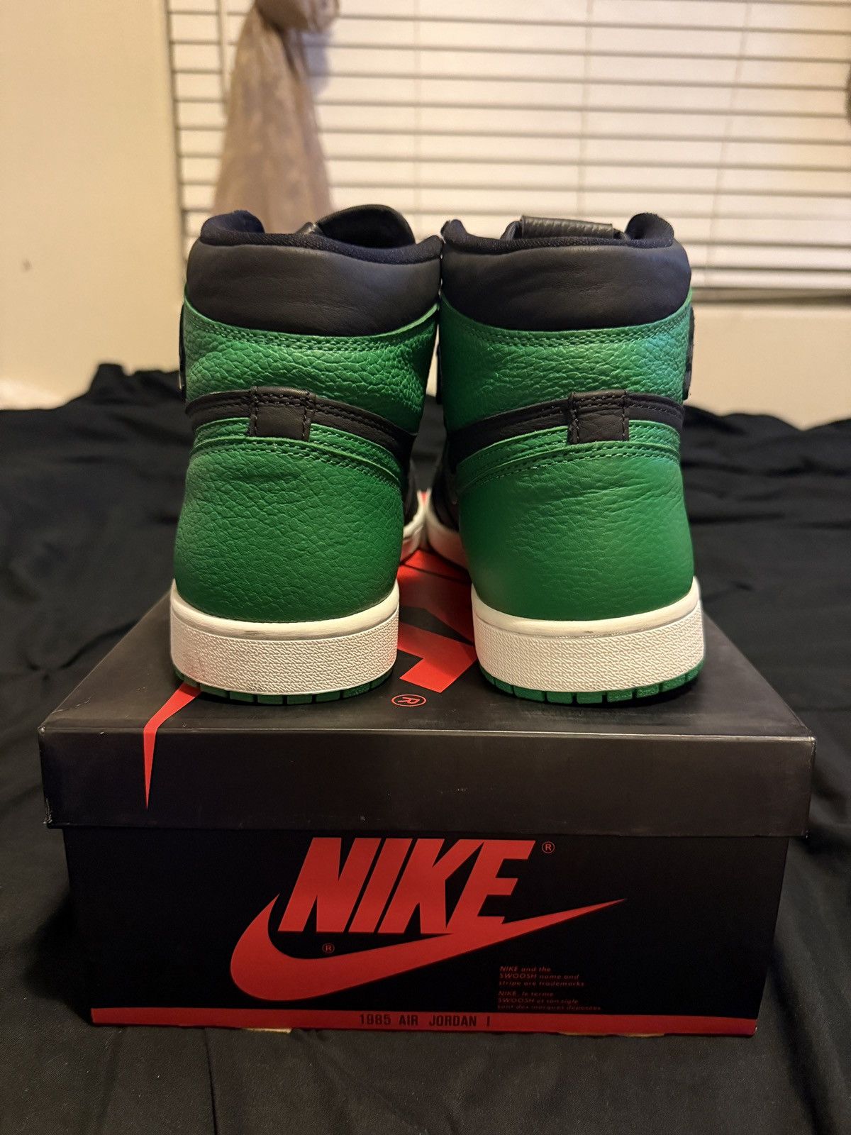 Jordan Brand 2020 Air Jordan 1 Retro High OG 'Pine Green 2.0' Size US 11.5 / EU 44-45 - 5 Thumbnail