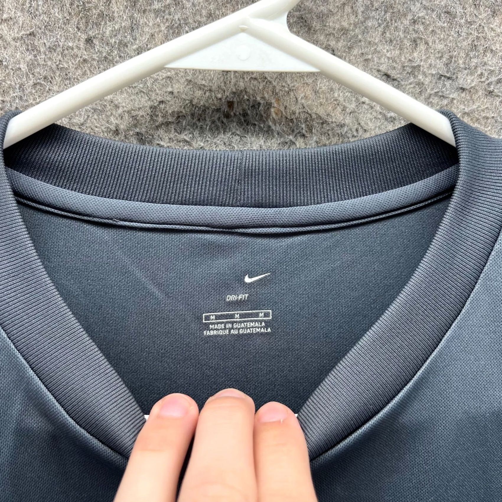 Nike VINTAGE Nike Shirt Men Medium Gray Crewneck Swoosh Embroidery Nike Dri-Fit Logo 90s 00s Sportswear Mens Size US M / EU 48-50 / 2 - 7 Thumbnail