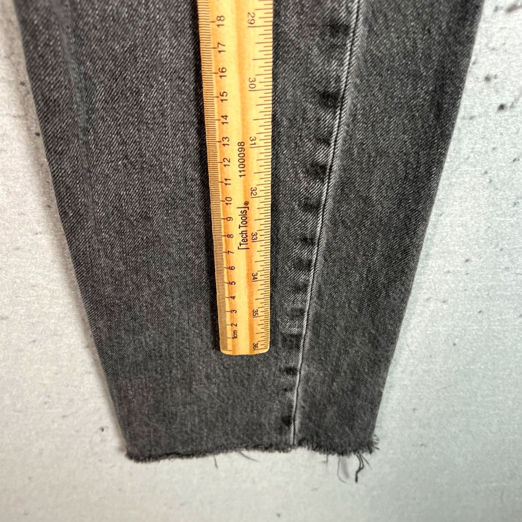 Levi's VINTAGE Levi's 501 Jeans Womens 26 Gray Denim Straight- Leg High-Rise Distressed 5-Pocket Levi'S 501 Series Mens? Size 26" / US 2 / IT 38 - 7 Thumbnail