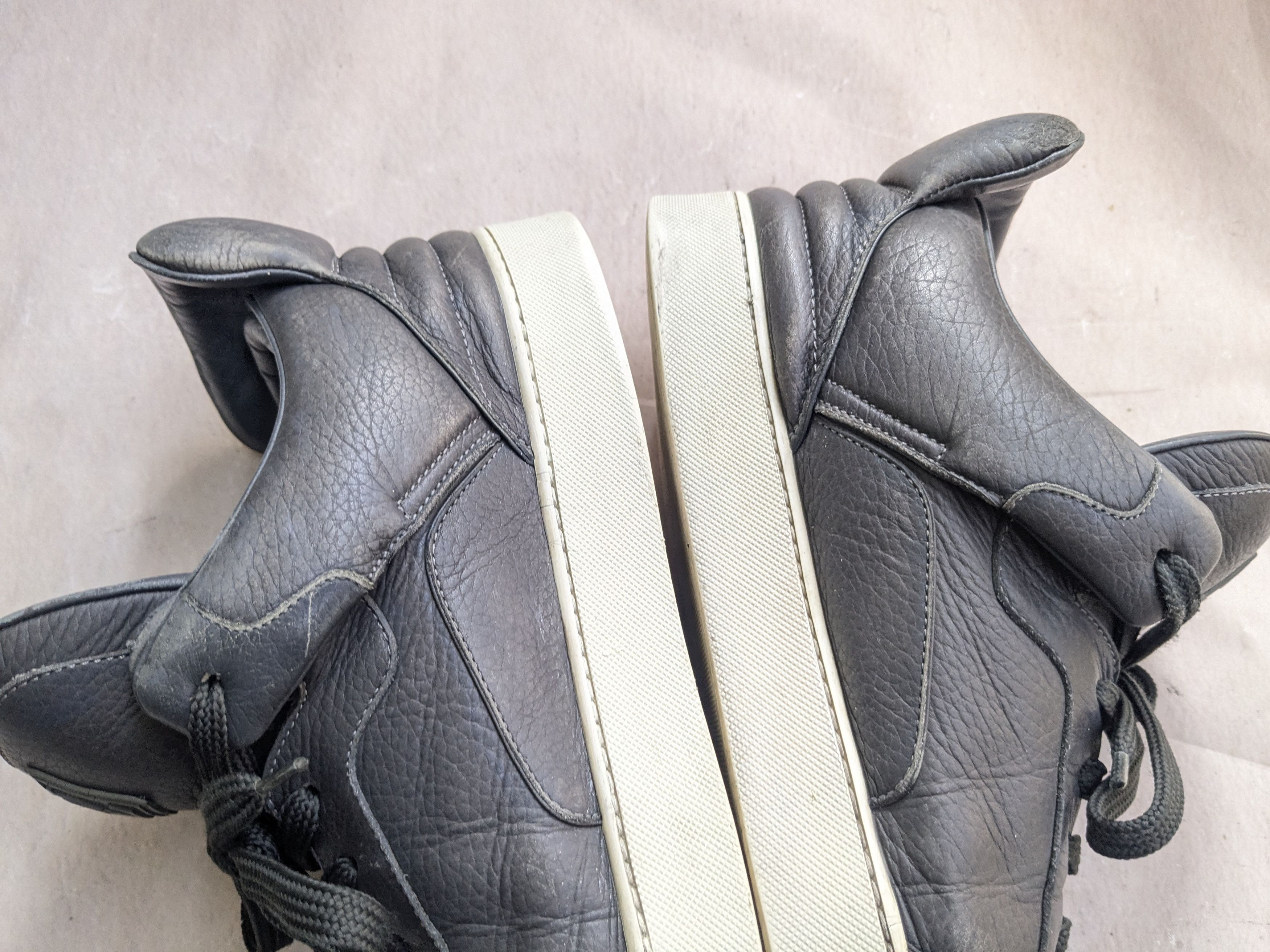 Kanye West × Louis Vuitton Louis Vuitton Dons Kanye West Gray Leather Low Tops 11 Size US 11 / EU 44 - 19 Thumbnail
