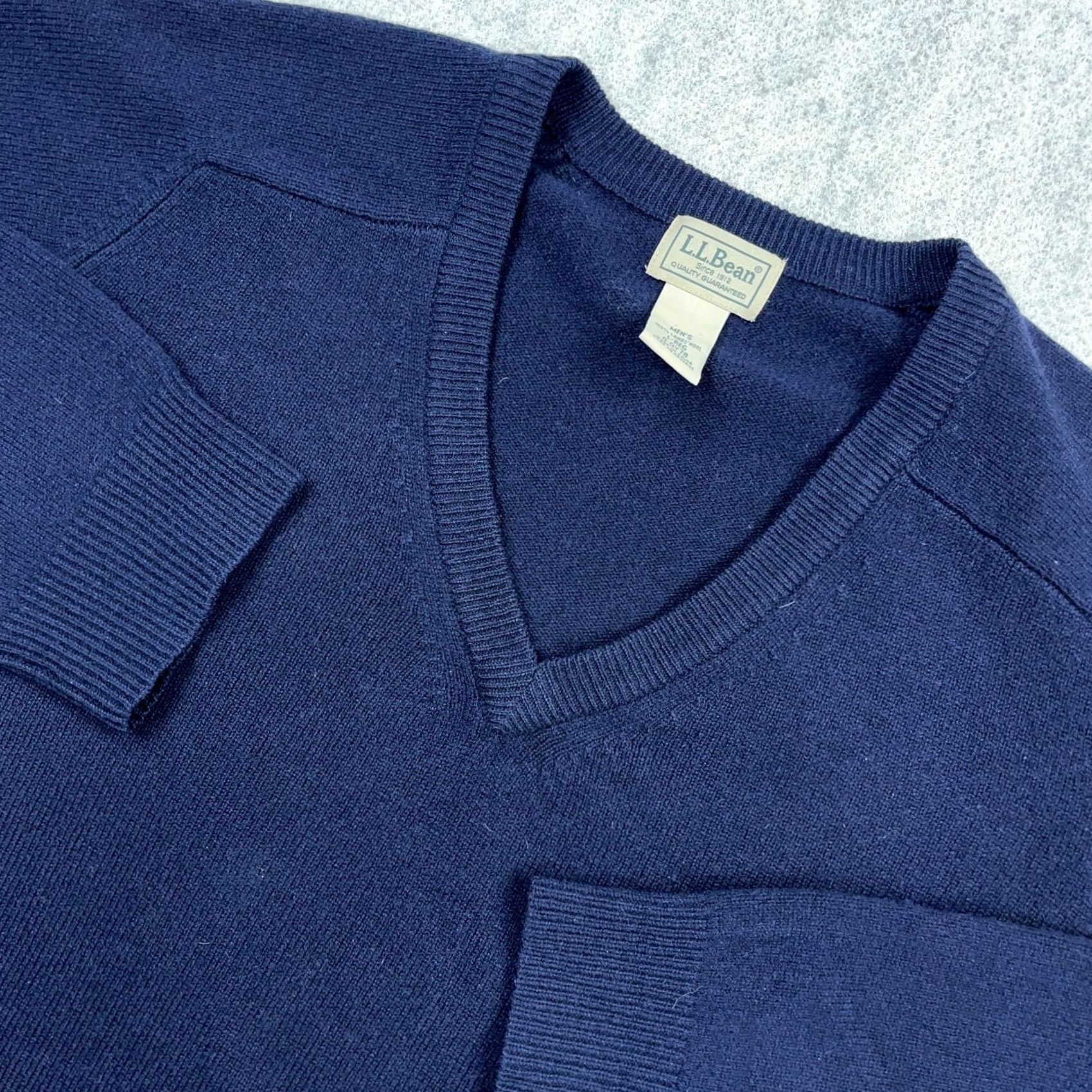 Vintage LL Bean Sweater Men Large Navy Blue Wool Knit V-Neck Pullover Lightweight casual Regular Fit Long Sleeve Size US L / EU 52-54 / 3 - 2 Thumbnail