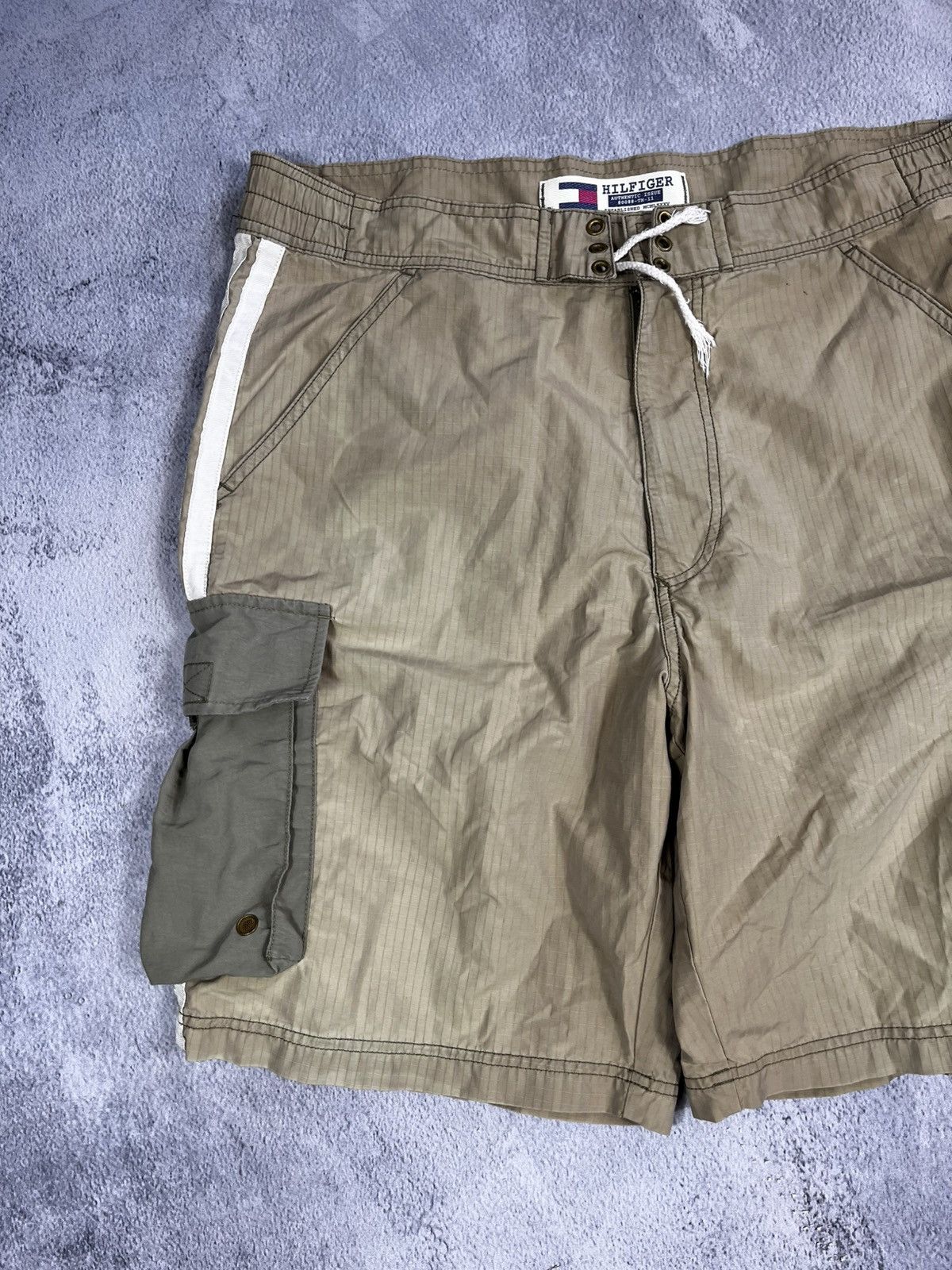 Tommy Hilfiger Vintage Tommy Hilfiger nylon shorts streetwear Y2K style L Size US 34 / EU 50 - 2 Thumbnail