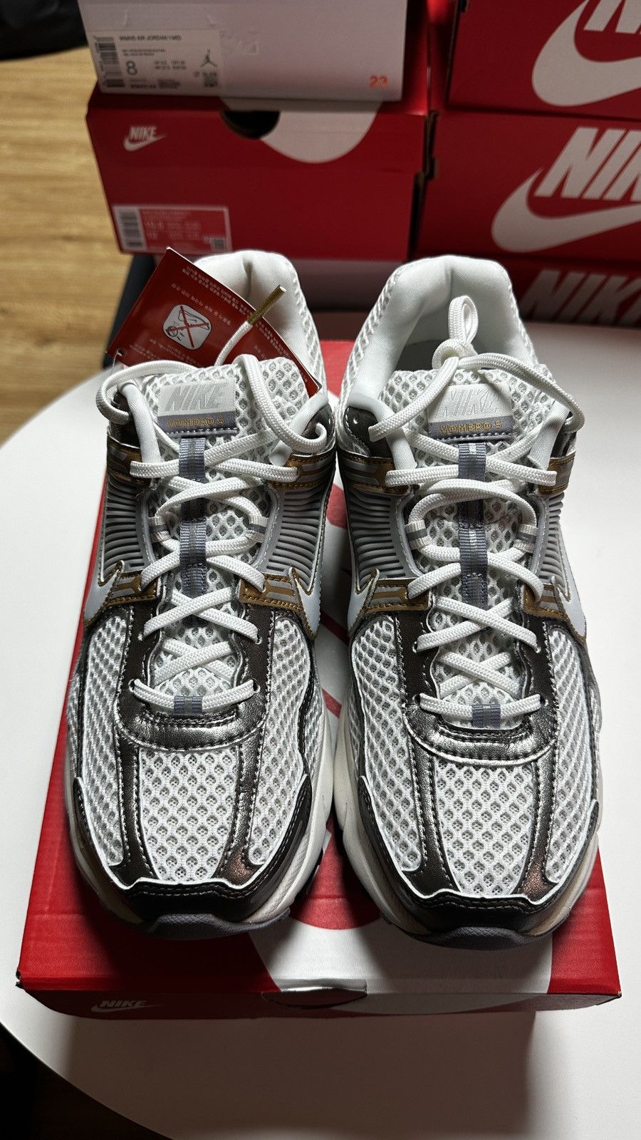 Nike NEW Vomero 5 Metallic Pewter Gold SZ 11 US Men/ 12.5 US Wmn Size US 11 / EU 44 - 5 Thumbnail