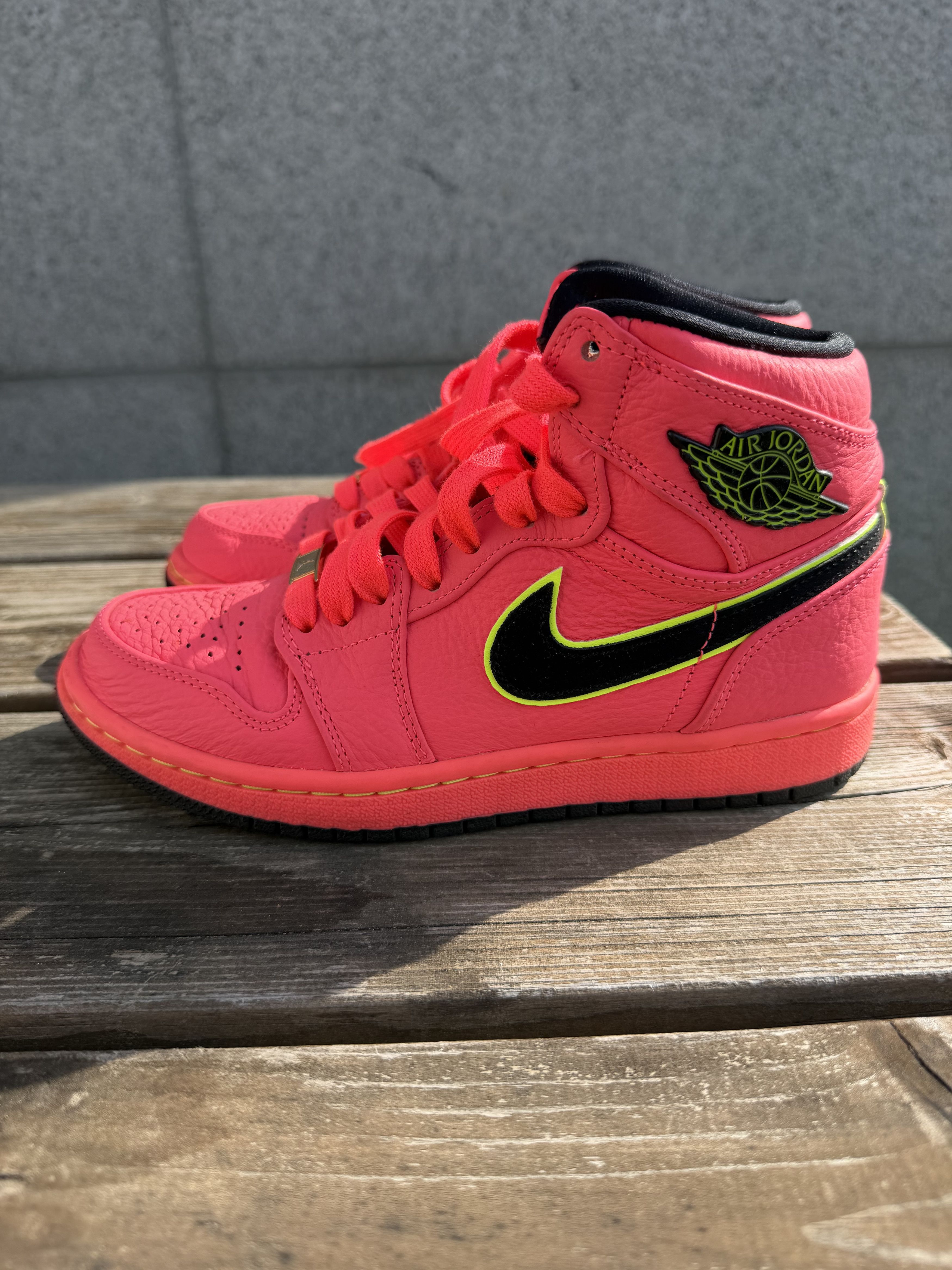 Jordan Brand Air Jordan 1 Retro High Hot Punch (Women) Size US 6 / IT 36 - 1 Thumbnail