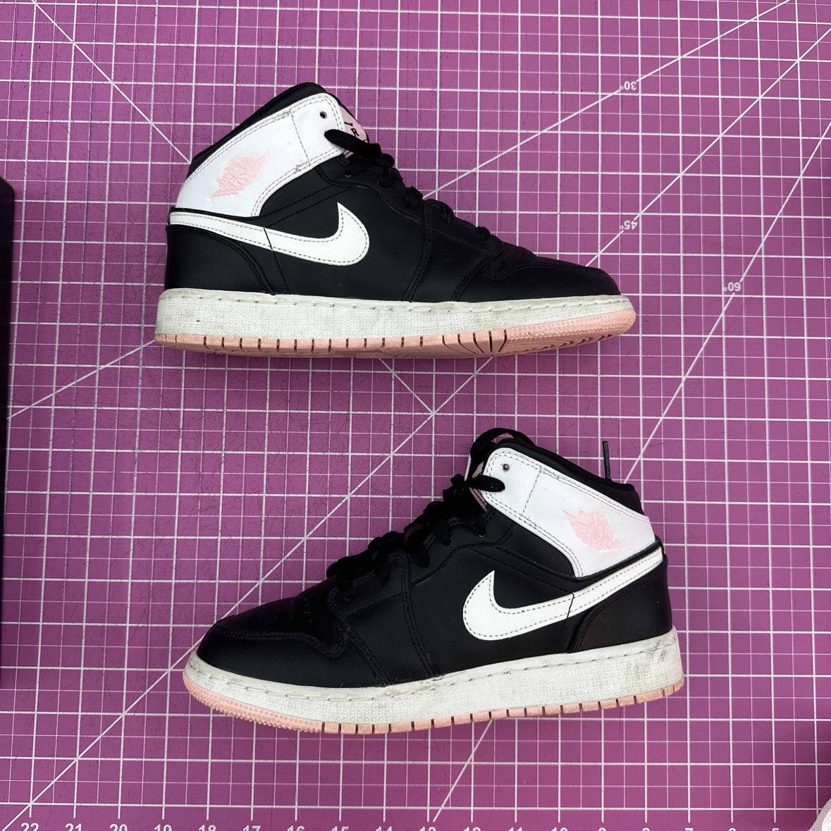 Jordan Brand Air Jordan 1 Mid Arctic Punch GS Youth size 6Y Size US 6 / EU 39 - 2 Thumbnail