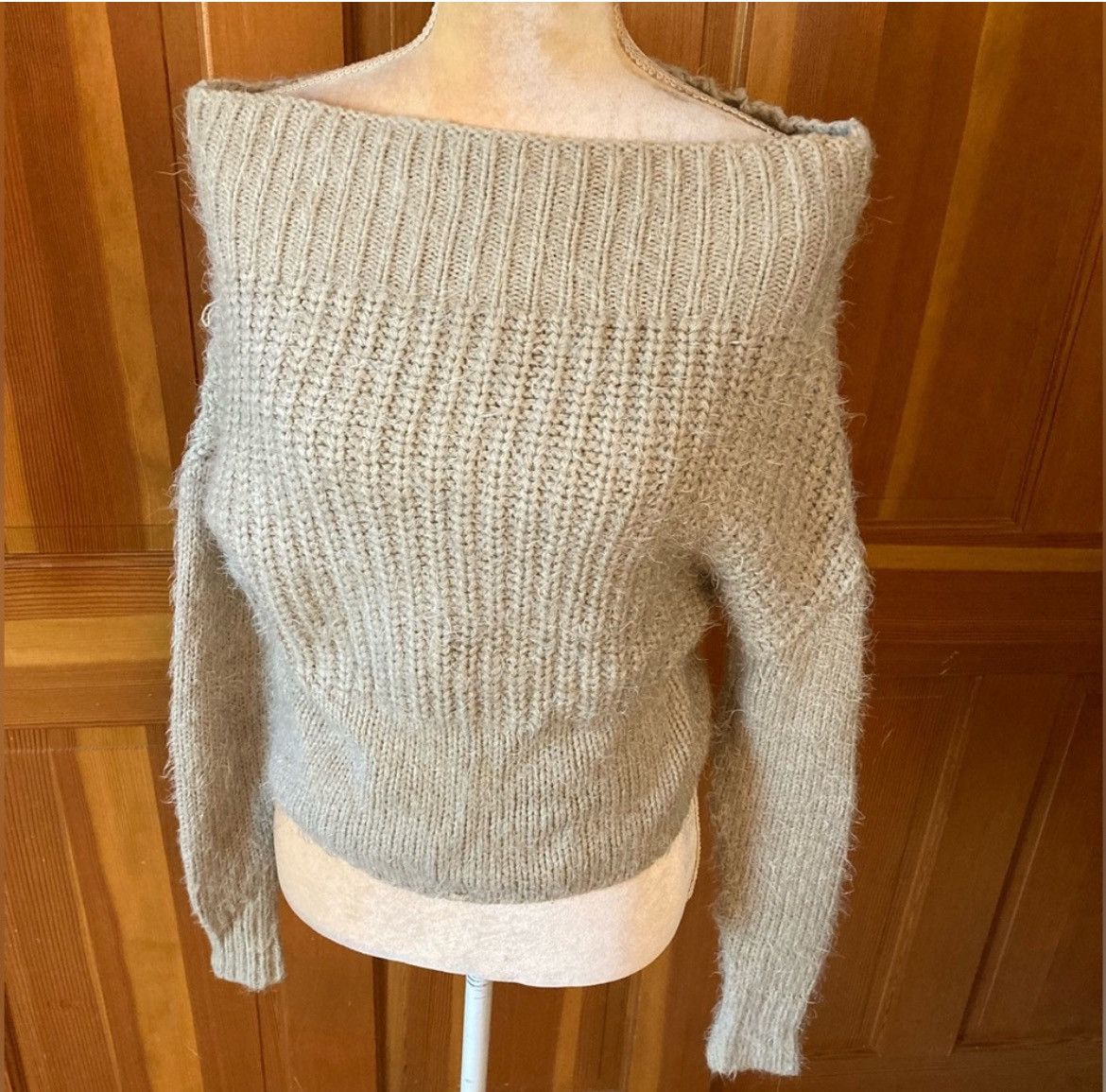 Designer × Other NWOT, Active USA Women’s Grey Off Shoulder Sweater. Size S / US 4 / IT 40 - 2 Thumbnail