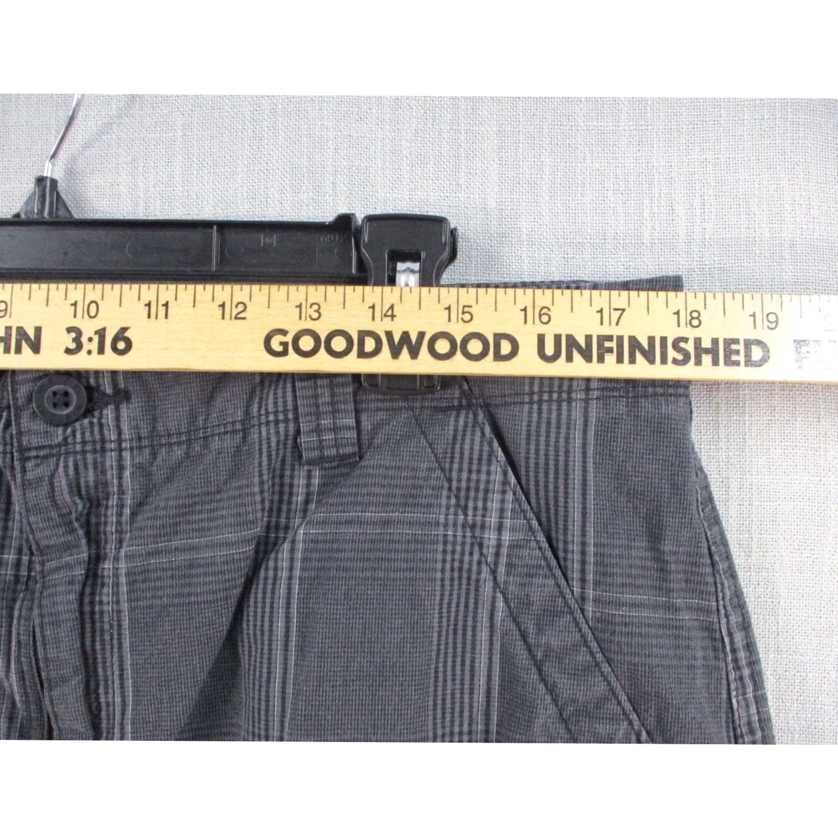 Wrangler Cargo Shorts Mens 36 Grey Plaid Relaxed Fit Outdoor Utility Pockets in Gray, Men's — image 2 of 6