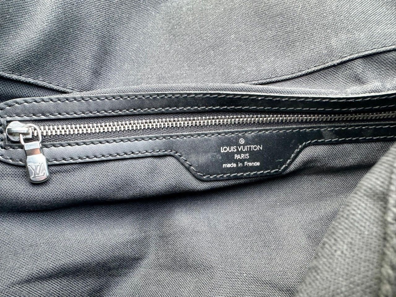 Louis Vuitton Authentic Louis Vuitton Ardoise Taiga Viktor Messenger Bag Size ONE SIZE - 9 Thumbnail